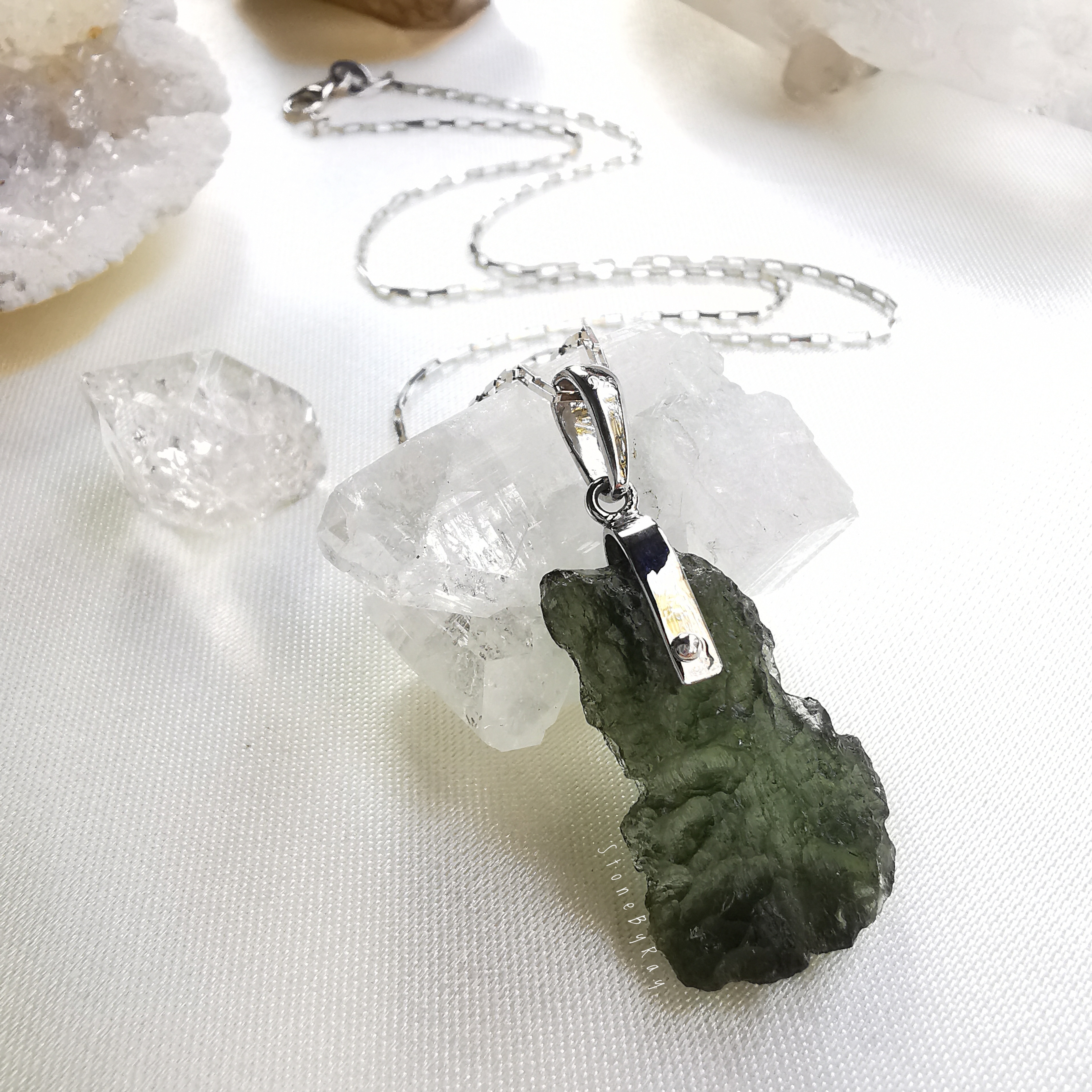สร้อยคอเงินจี้สะเก็ดดาวโมดาไวท์(Moldavite)