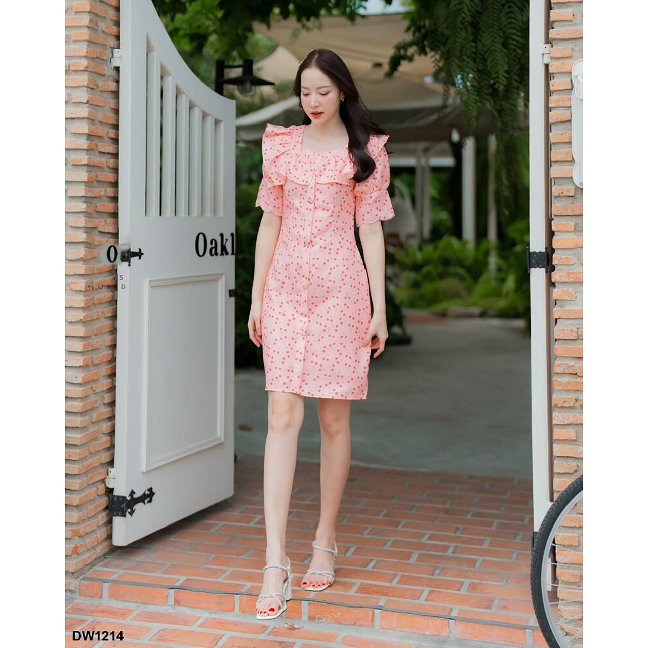 kudapy เดรสสั้นสีขาว/สีชมพู/สีคีม ผ้าพื้นอกระบายปักดอกไม้