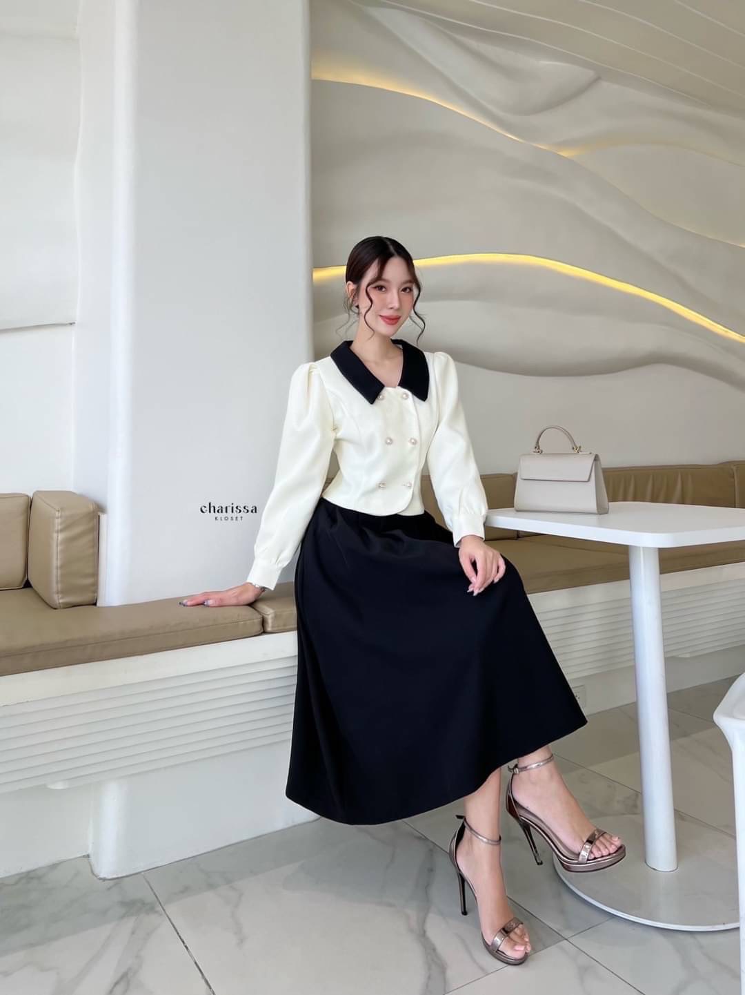 kudapy เซ็ทเสื้อครอปสีครีมแต่งปกสีดำ+กระโปรงยาวจับจีบใหญ่เอวสูงทรงเข้ารูป