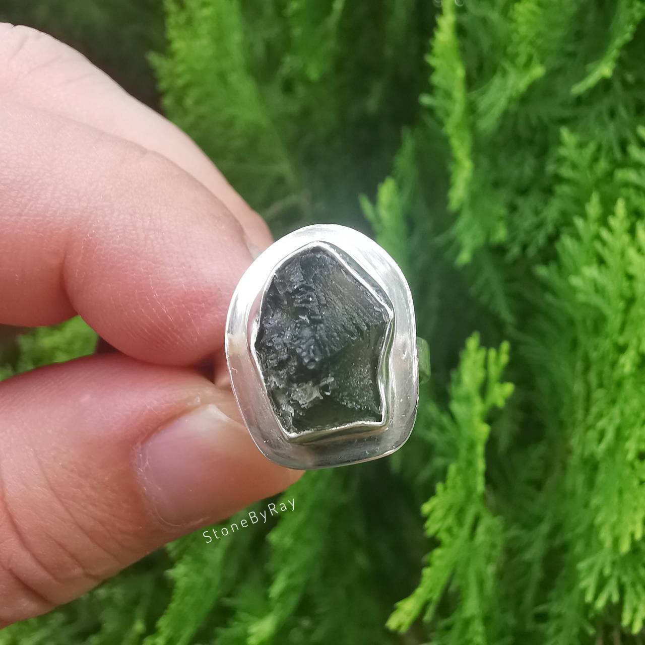 แหวนเงินสะเก็ดดาวโมดาไวต์ทรงธรรมชาติ(Moldavite)