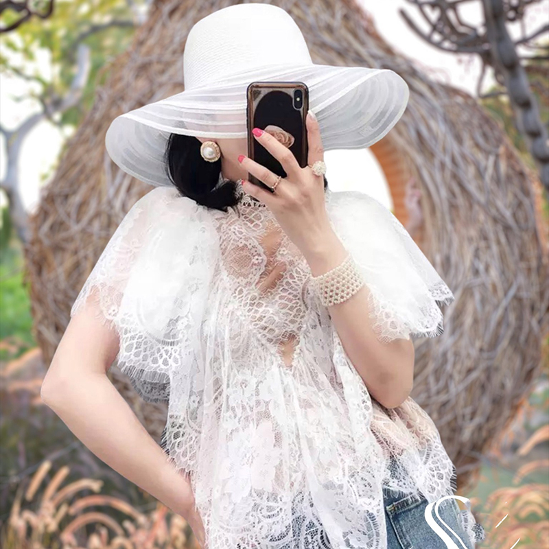 kudapy เสื้อลูกไม้สีขาว คอตั้ง ซับในครีม คัตติ้งระบายย้วยย่นทรง