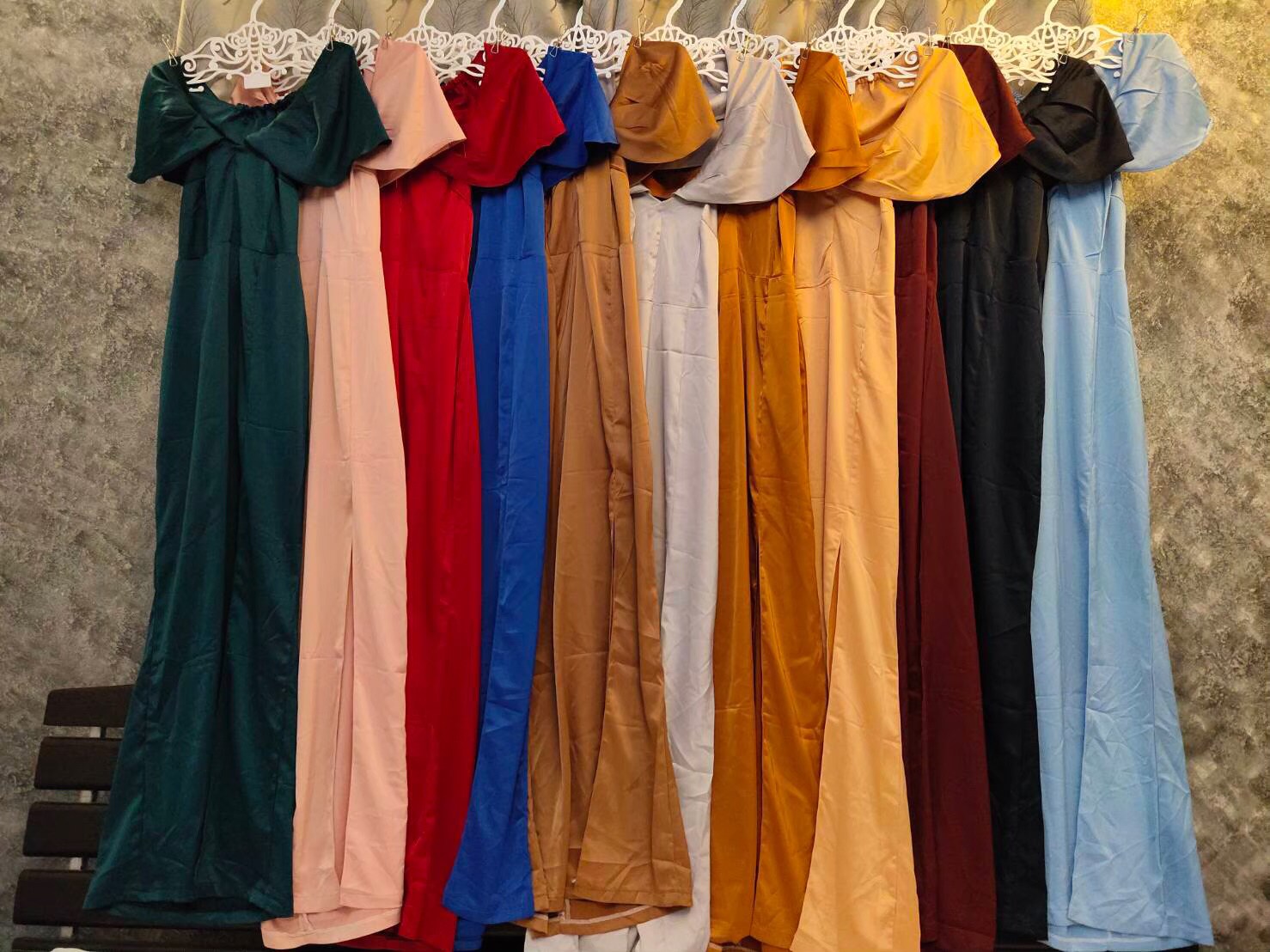 kudapy ชุดราตรียาวเปิดไหล่คลุมแขนผ่าหน้า ผ้าซาติน สีน้ำเงิน