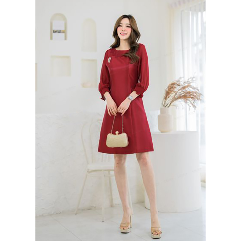 kudapy เดรสสั้นสีชมพู/สีแดง/สีทอง ผ้าไหมอัดกาวทั้งตัว แต่งด้วยลูกไม้ช่วงคอ แขนเป็นผ้าชีฟองจั้ม มีซับในและชิปซ่อนหลัง เนื้อผ้าเป็นผ้าไหมญี่ปุ่น