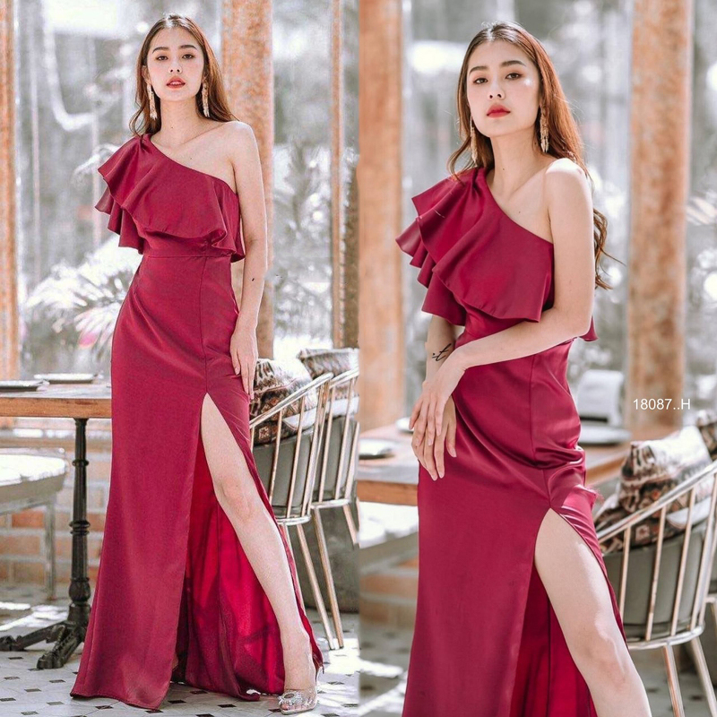 kudapy Maxi Dress แม็กซี่เดรสยาวสีกรม/สีชมพู/สีน้ำตาล/สีเทา/สีแดง ชุดออกงาน เดรสไหล่เบี่ยง ระบาย งานซิปหลัง ผ้าซาร่าเงา