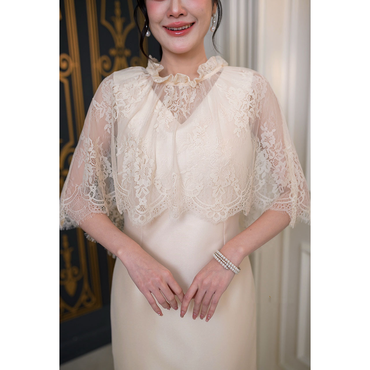 kudapy เดรสผ้าไหมอัดกาวทั้้งชุด าลูกไม้ฝรั่งเศสคอกลมเย็บแต่งจีบรอบคอได้ลุคหรูหรา ลูกไม้ปล่อยทิ้งตัวเป็นงานคลุมไหล่ด้านหน้าสั้นด้านหลังยาวถึงช่วงเอว