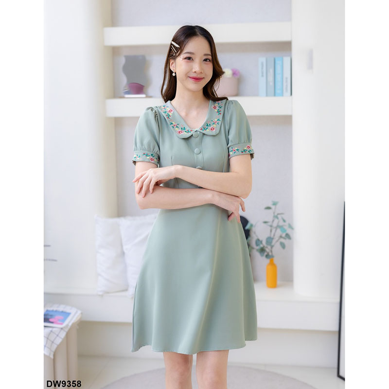 kudapy เดรสสั้นสีเทา,สีเขียว,สีชมพู เดรสทรงบาน คอบัว ปักดอกไม้ งานมีซับใน ซิบหลังอย่างดี