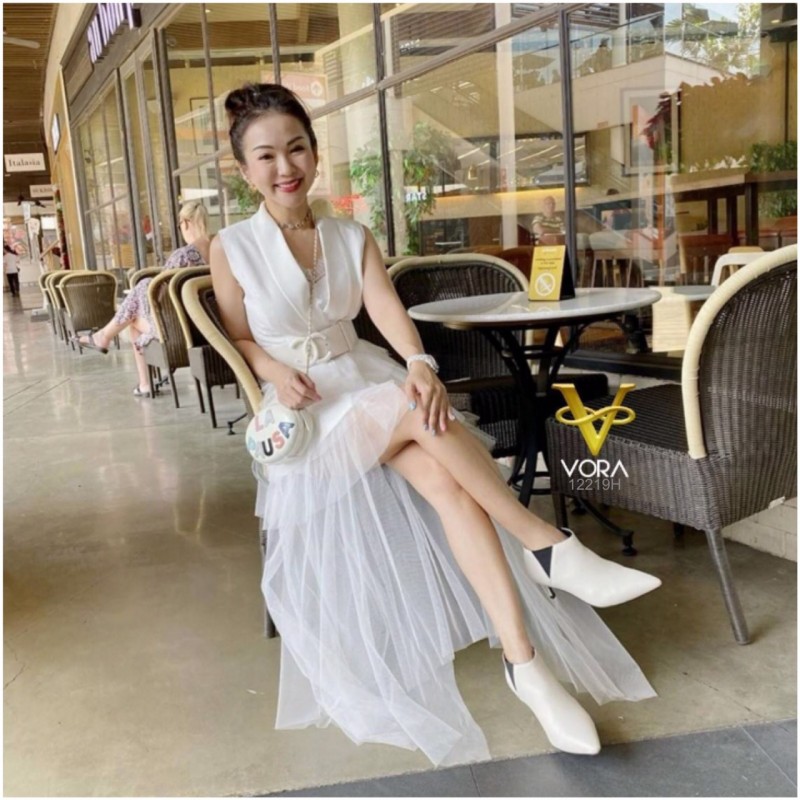 kudapy เดรสสูทแขนกุดสีขาว แต่งกระดุมหน้า แต่งผ้าตาข่ายระบายชั้นๆ