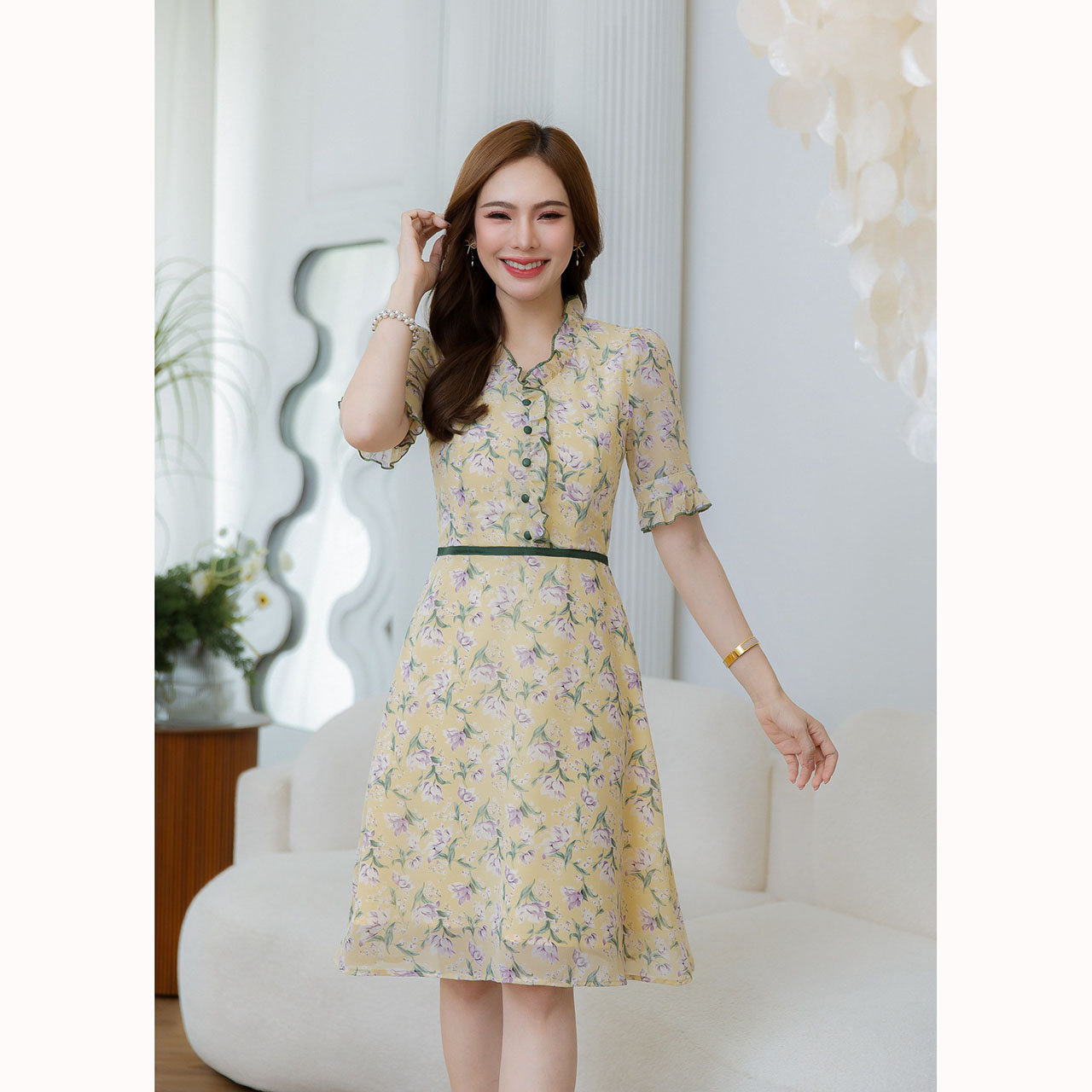 kudapy เดรสสั้นสีเหลือง/สีดำ ผ้าชีฟองลายดอกไม้ มีดีเทลคาดขอบเขียวตัดช่วงเอว แต่งกระดุมช่วงอก จับจีบระบายรอบคอ