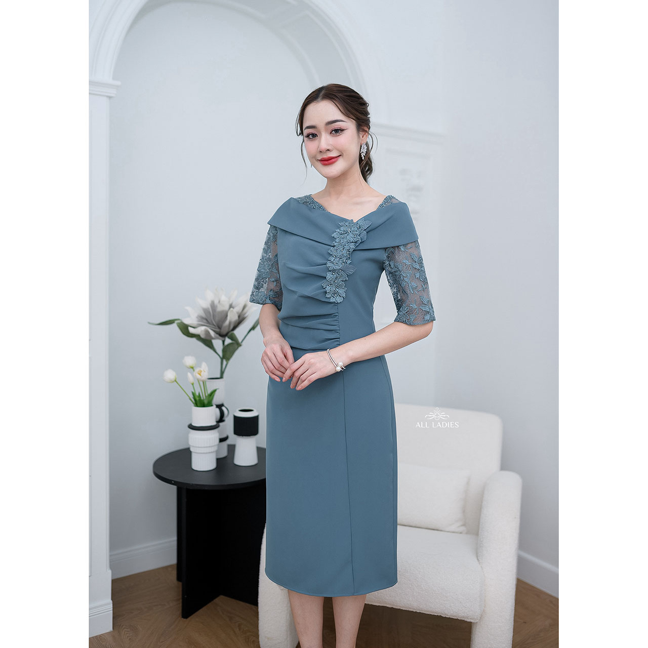 kudapyเดรสสั้นสีฟ้าคราม/สชมพู เป็นผ้าพื้นเนื้อนิ้ม ช่วงแขนเป็นผ้าลูกไม้ใยบวบลายนูนสามมิติ ดีไซน์ตัดแต่งผ้าโอบไหล่ ช่วงตัวด้านหน้าทำลายเย็บแบบย่น