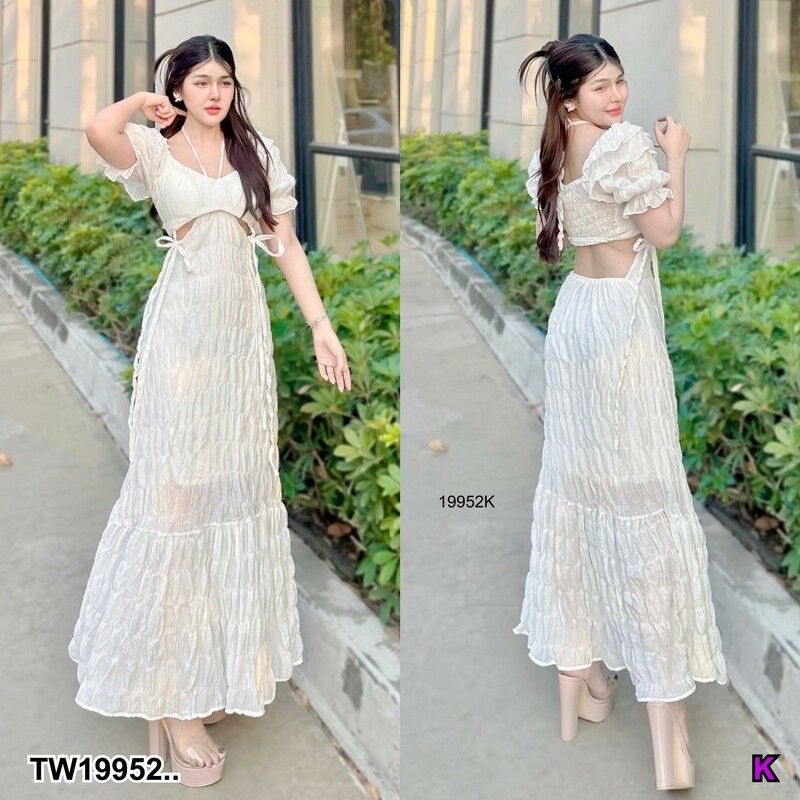 kudapy เดรสยาว แขนสั้น มีแต่งระบายเล็กๆที่แขน ใส่ยางสม็อคด้านหลัง กระโปรงใส่ระบายใหญ่