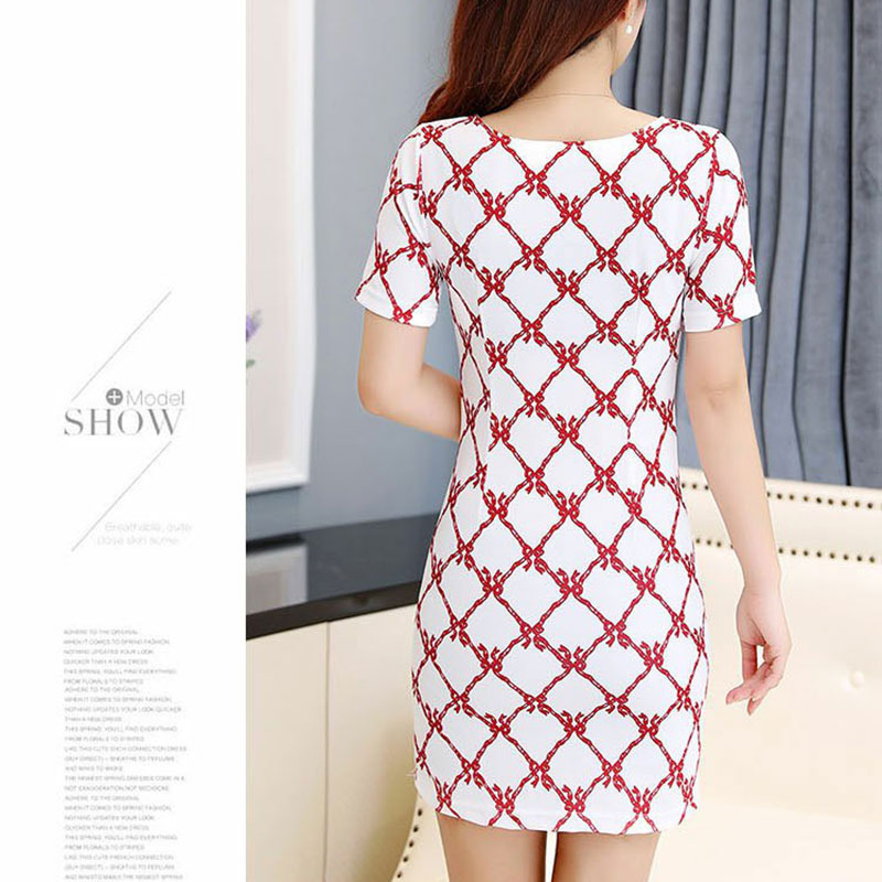 kudapy ชุดเดรสสั้นสีขาว แฟชั่นแต่งลายสีแดงทรงสวมคอกลมแขนสั้น