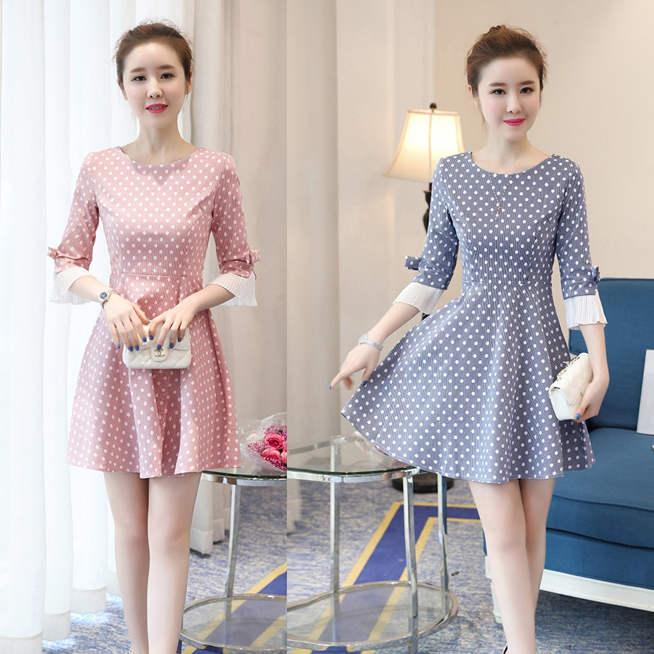 kudapy เดรสสั้นลายจุดสีชมพู /สีน้ำเงินกรมท่า เดรสคอกลมทรงเข้ารูป แต่งปลายแขนระบาย เย็บโบว์ติดตรงแขน มีซิปซ่อนด้านหลัง ผ้าค่อนข้างแข็ง