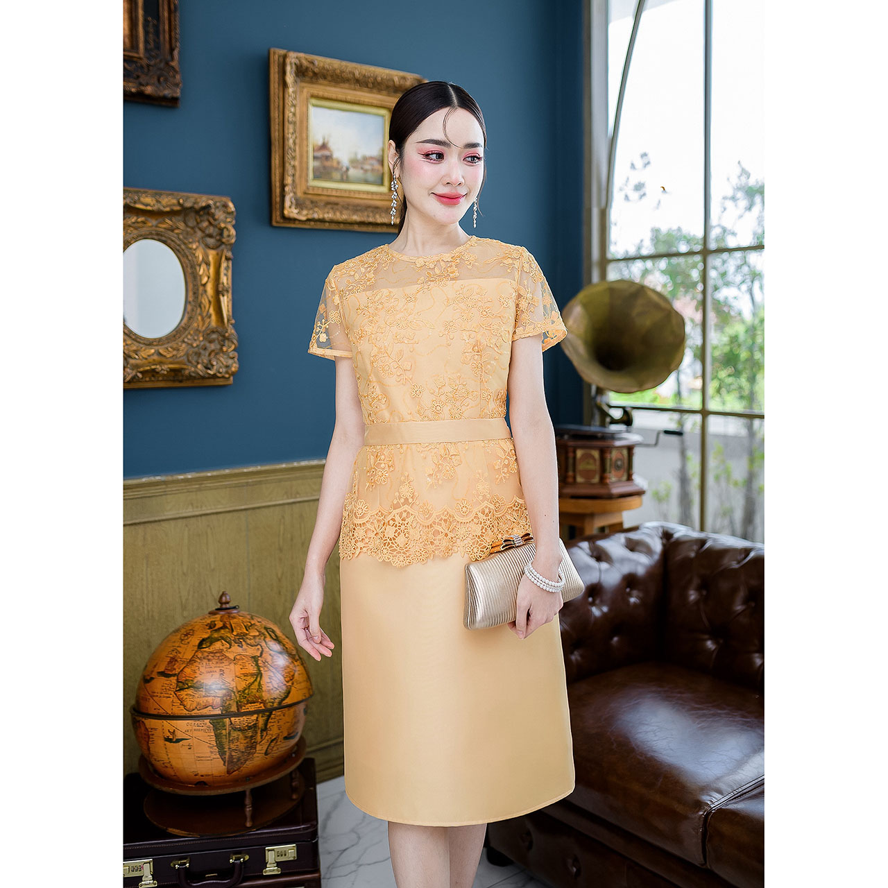 kudapy เดรสสั้นสีเหลืองทอง/สีชมพูอ่อน ผ้าไหมลูกไม้ ช่วงชายผ้าทอลายแบบระย้า งานดีไซน์เอวต่อระบาย แขนสั้นสวย