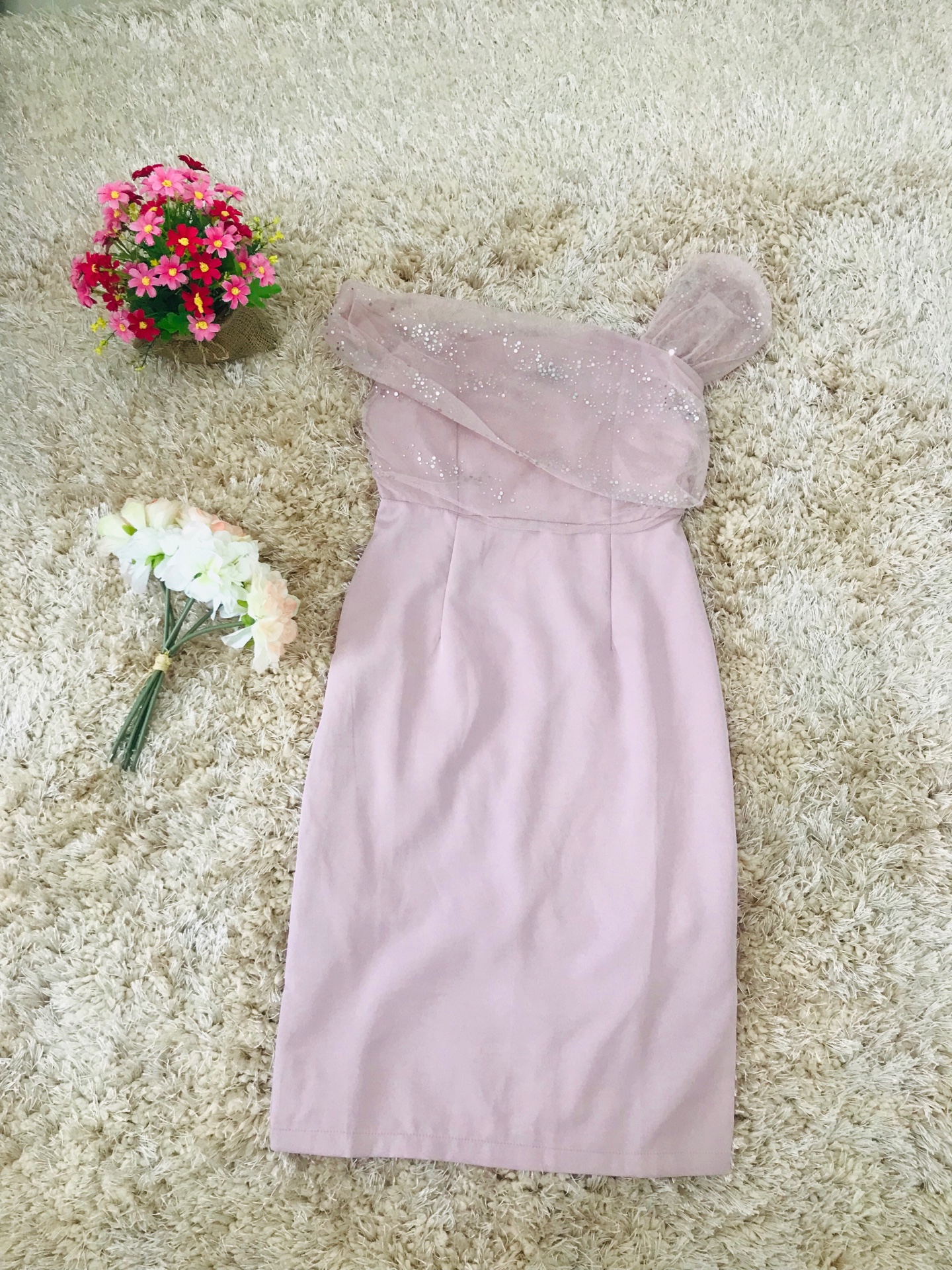 kudapy ชุดเดรสออกงานสีชมพูตุ่น เดรสสั้นเปิดไหล่ ทรงเข้ารูป เดรสเซ็กซี่ไปงาน เสื้อด้านนอกเย็บซ้อนด้วยผ้าโปร่งแต่งเหลือบดิ้นสีเงิน สะท้อนแสงไฟ