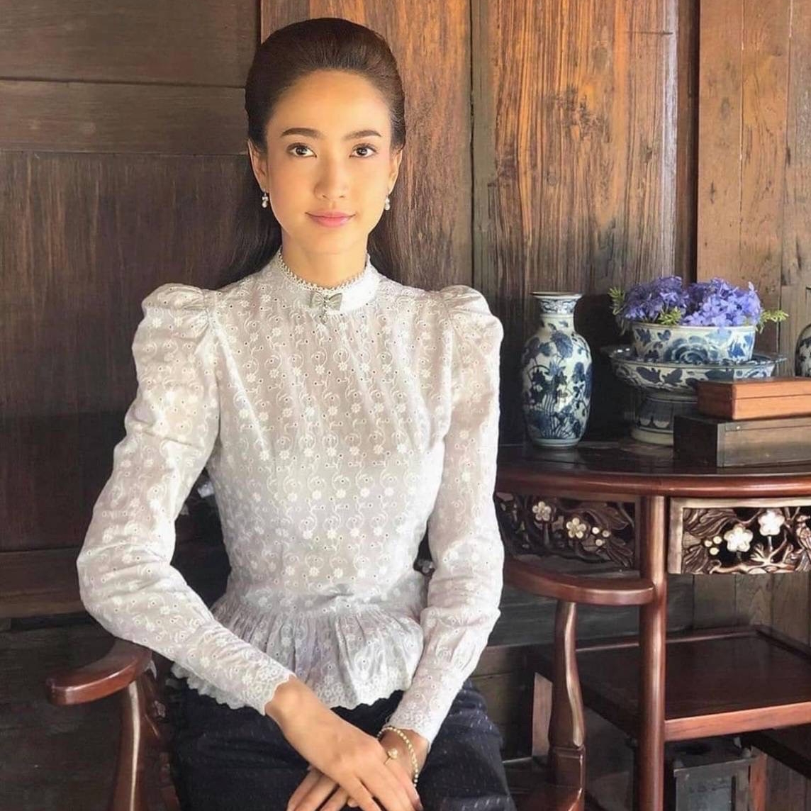 kudapy เสื้อลูกไม้ไปงานแต่งสีขาว ลูกไม้ฉลุแขนยาวคอจีน ไปงานแต่ง งานบวช
