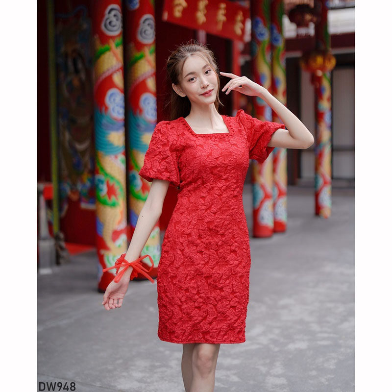 kudapy เดรสสั้นสีแดง/สีขาว/สีฟ้า ผ้าทอลายนูนคอเหลี่ยม ใส่ออกงาน ใส่ทำงาน ชุดดกี่เพา