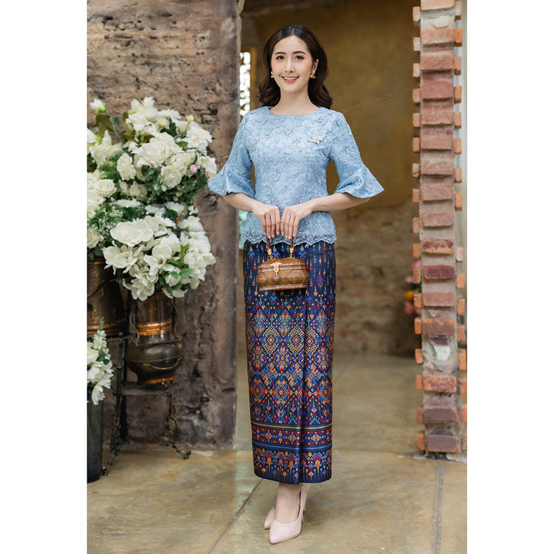 kudapy เสื้อเนื้อผ้าลูกไม้ทอเนื้อสีน้ำเงิน/สีฟ้า/สีชมพู ดอกนูนลอยสามมิติ แจนระบายไม่ยาวมากใส่แล้วดูสวย ตัดลูกไม้ดอกลอย 3 มิติ