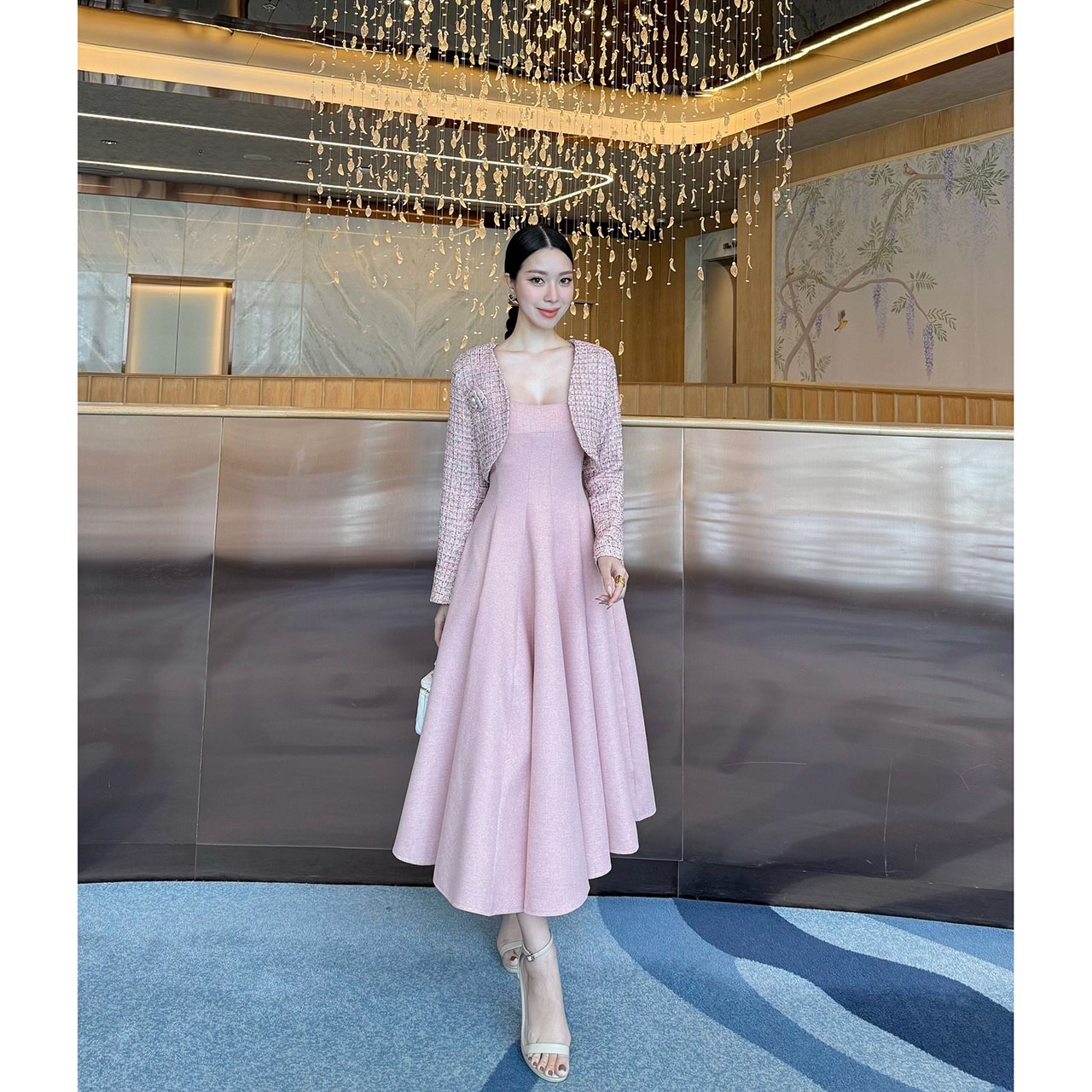 kudapy เดรส+เสื้อครอป+เข็มกลัดดอกไม้ ผ้าพรีเมี่ยมทวิตที่ เดรสเป็นทรงเข้ารูปช่วงเอว มีความพองช่วงล่างน่ารักมาก ซิปซ่อนด้านหลัง มีซับใน