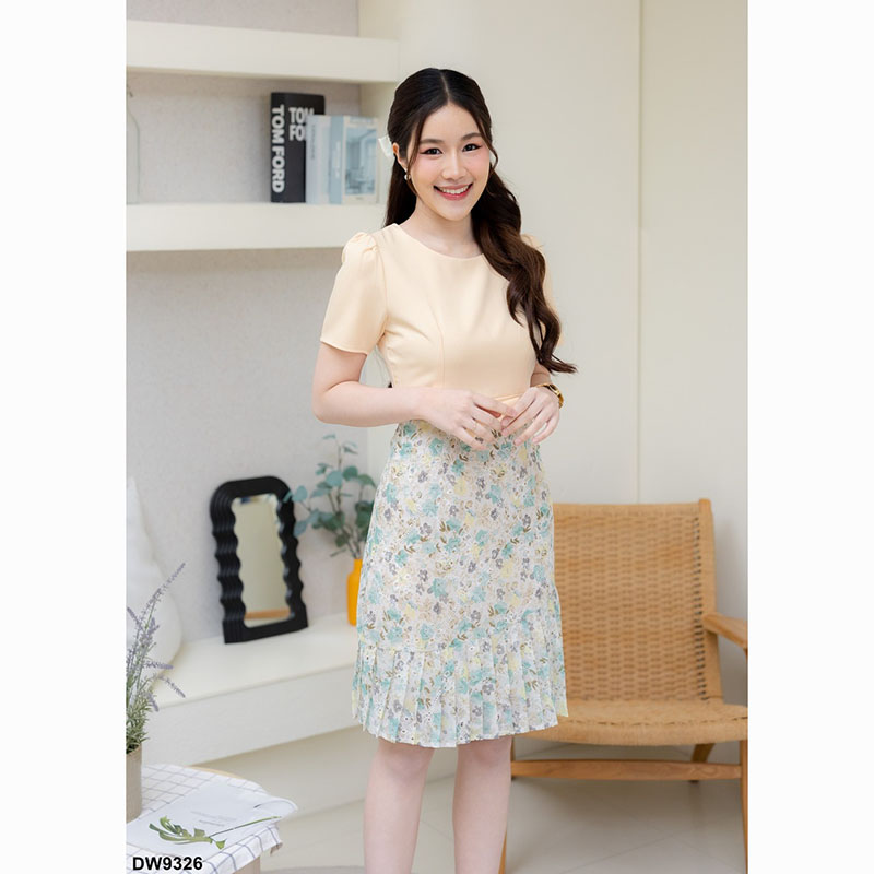 kudapy เดรสสั้นสีชมพู/สีครีม/สีกรม ทำงานช่วงล่างเป็นงานลูกไม้ฉลุ อัดพลีตสวยมากน้า ส่วนบนเป็นผ้าเรียบมินิเกิลมากก สีน่ารัก สุภาพ