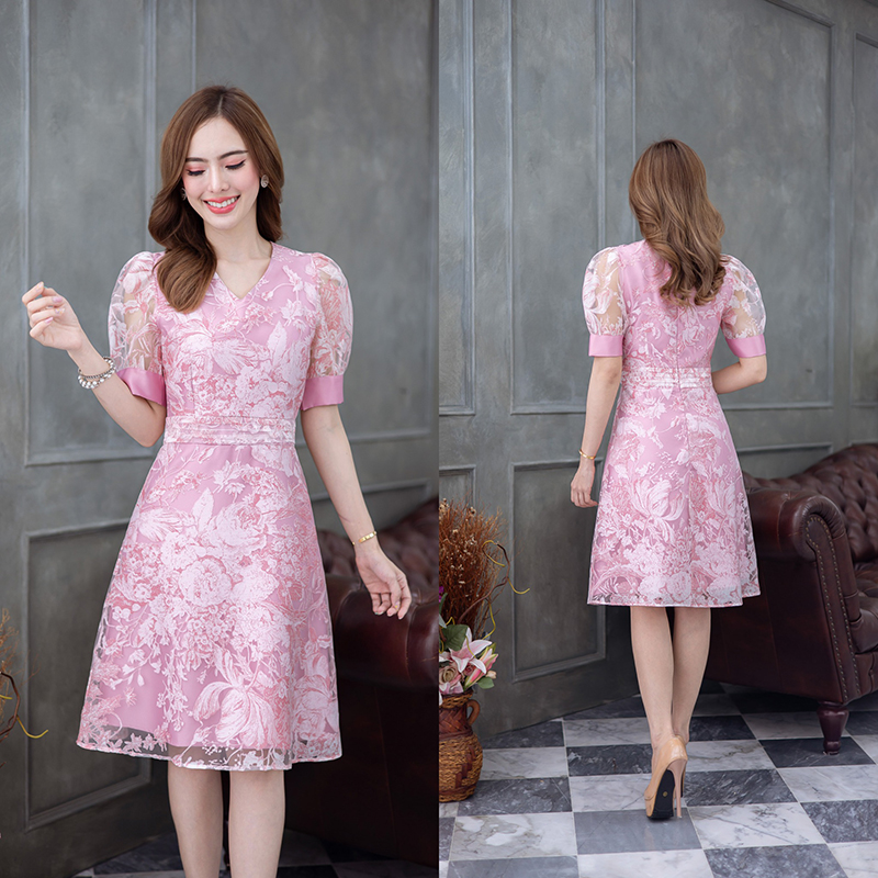 kudapy เดรสสั้นสีชมพู/สีกรม ผ้าแก้ว พิมพ์ลาย มีดีเทลตีเกล็ดรอบเอวเป็นชั้นๆ ช่วงแขนพองกำลังสวย ลายผ้าสวยเด่น