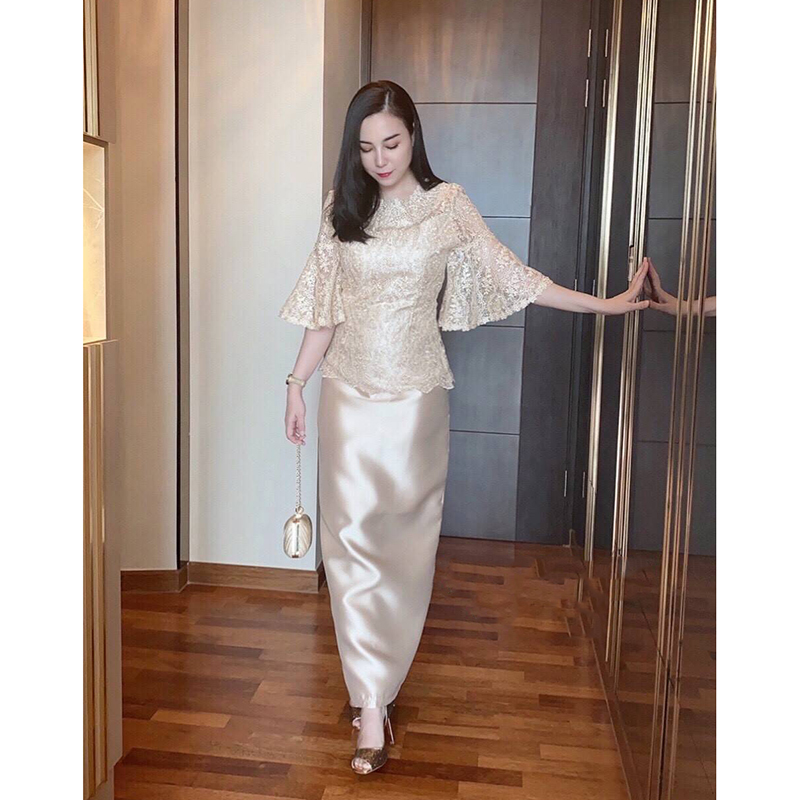 kudapy ชุดเซ็ตสีทอง สีเทาเงิน สีชมพู ออกงาน เสื้อใช้ผ้าลูกไม้อย่างดีปักลวดลายแต่งประดับด้วยเลื่อมขนาดเล็กใสๆกระทบแสงให้ประกายสวย