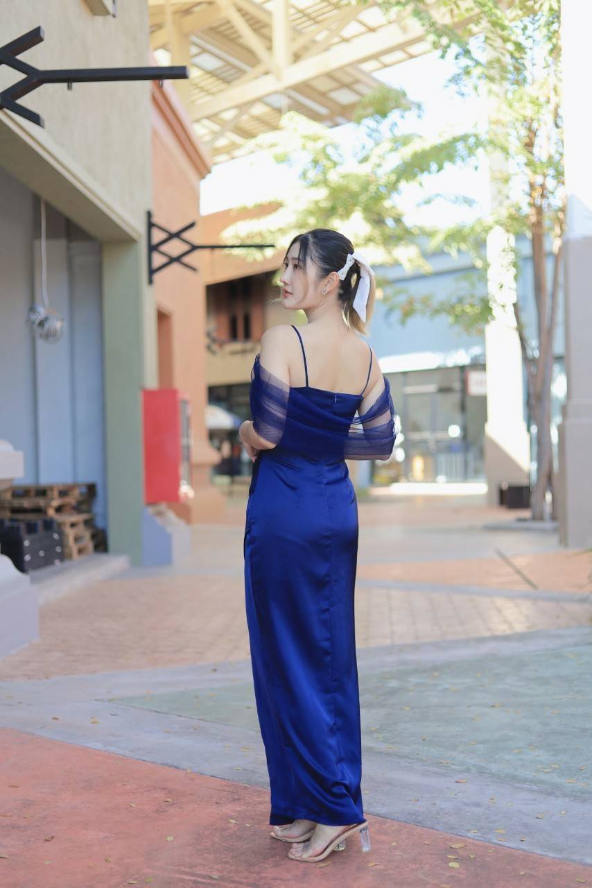 kudapy เดรสยาวออกงาน ปาดไหล่ แต่งสายเดี่ยว เดรสผ้าเครปซาตินเนื้อนิ่มลื่น S M L XL 2XL ยาว 58 นิ้ว