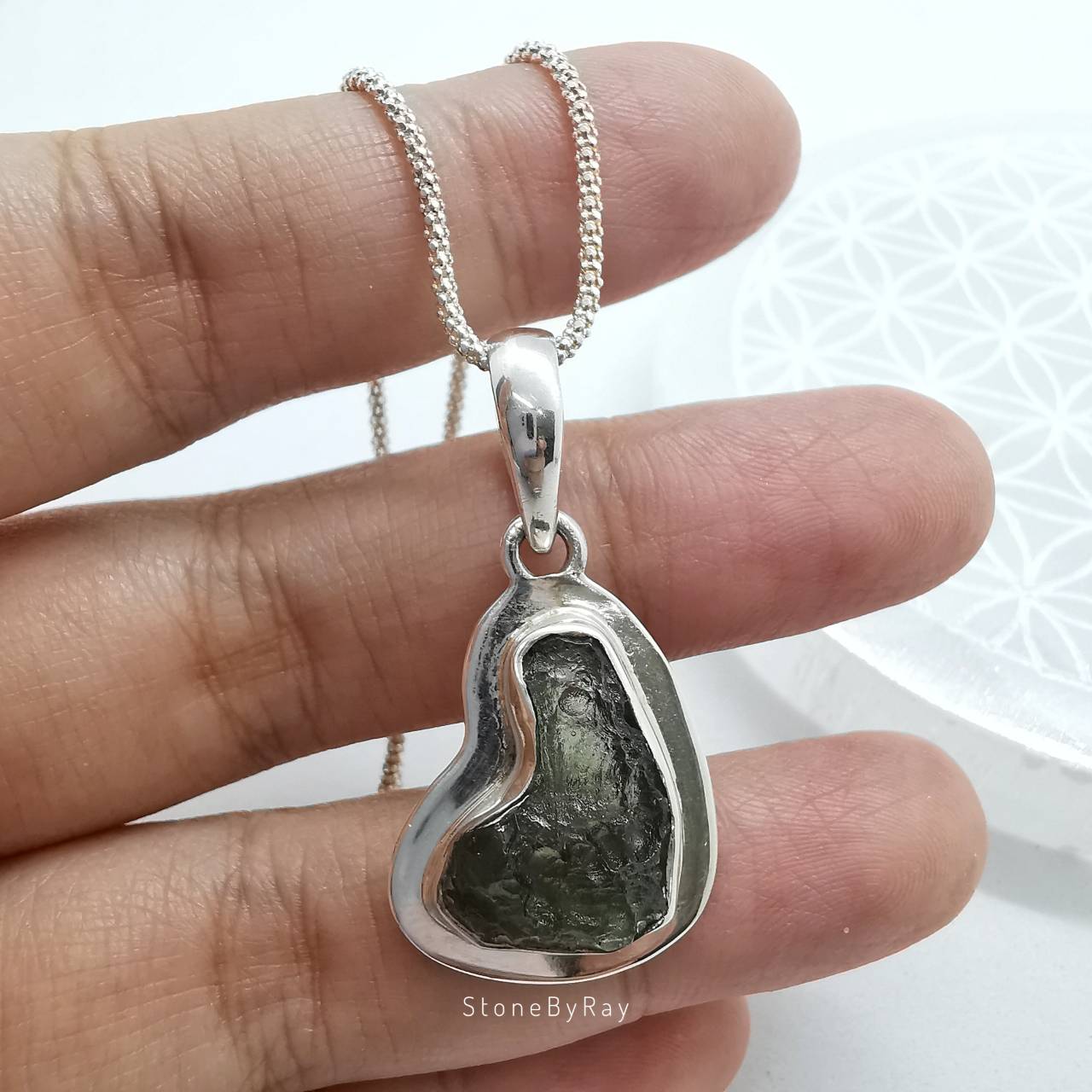 สร้อยคอเงินจี้สะเก็ดดาวโมดาไวต์ Moldavite