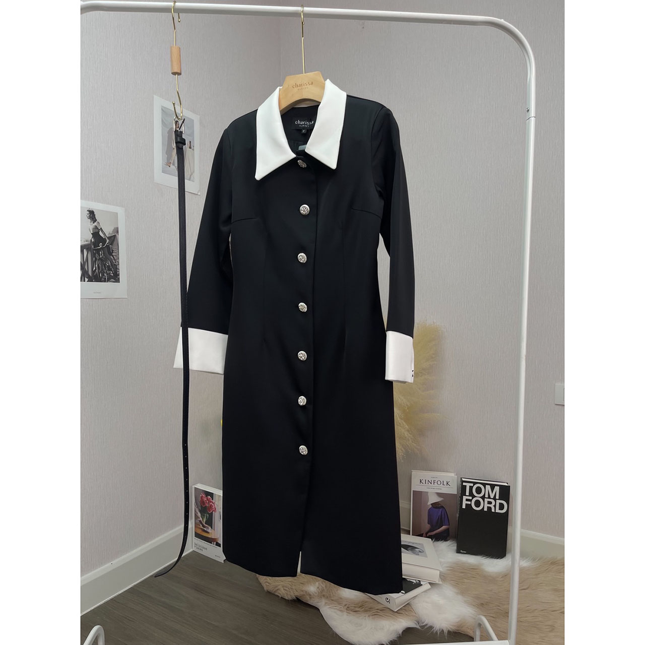 kudapy เดรสสูทสีดำ ทรงสวยคลาสสิค แต่งปกสีขาว มีความทิ้งตัว เดรสมีซับในทั้งตัว