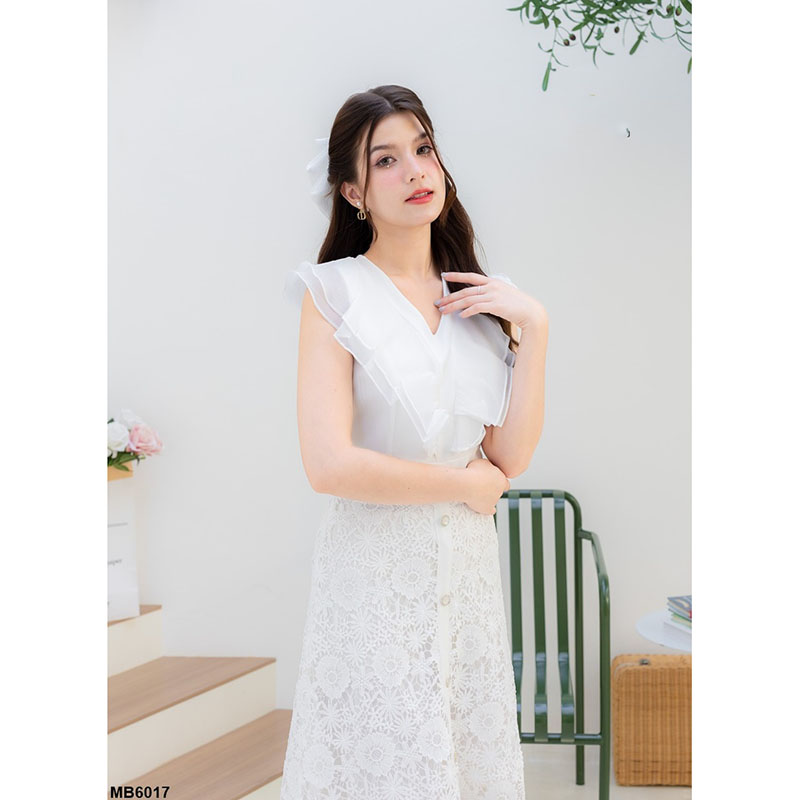 kudapy เดรสยาวสีขาว/สีชมพู/สีฟ้า คอลใหม่คือสวยปังไม่ไหว เป็นทรงกระโปรงพริ้ว แต่งผ้าลายลูกไม้ มีกิมมิคอัดพลีทระบายกลางอก งานซิปซ่อนด้านหลัง