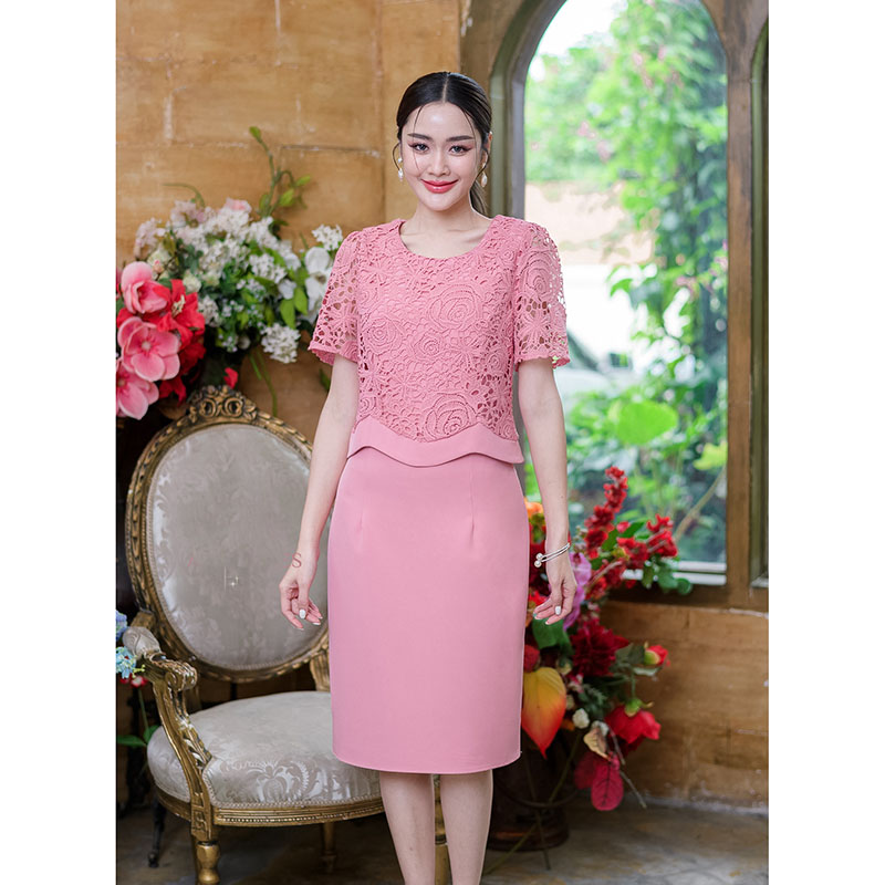 kudapy เดรสสั้นสีชมพู/สีน้ำตาล ผ้าพื้น ดีไซน์ด้านบนคลุมด้วยเสื้อลูกไม้เป็นเดรสชิ้นเดียวติดกันนะคะ งานผ้านนุ่มใส่สบาย ลูกไม้เป็นลูกไม้ถักเนื้อนิ่มไม่เงา