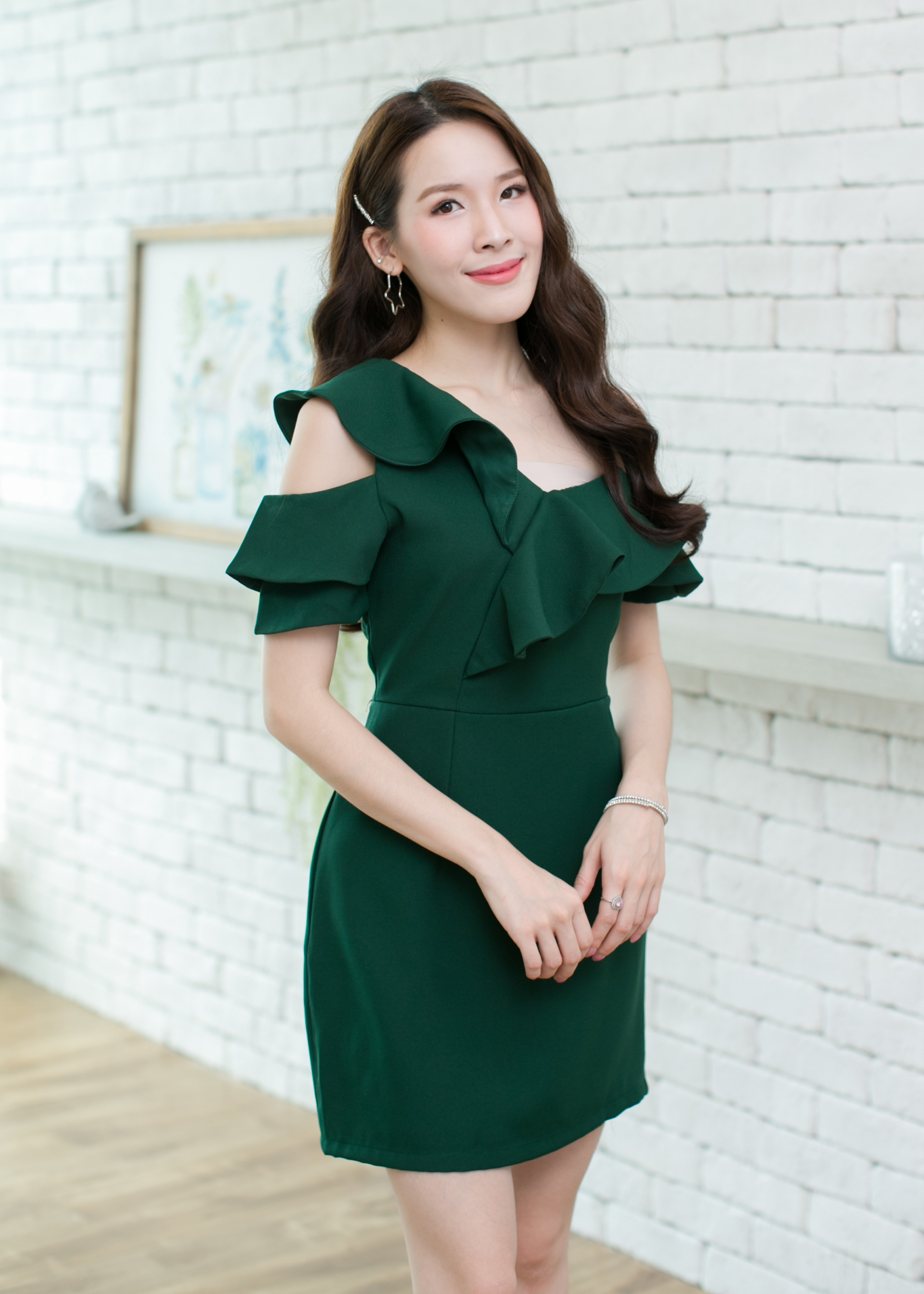 เดรสสั้นไหล่เฉียงสีเขียว จับจีบระบายที่คอ