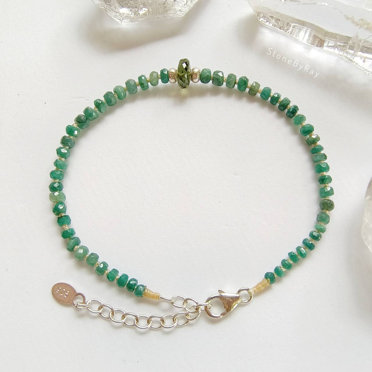 สร้อยข้อมือเงินสะเก็ดดาวโมดาไวต์กับมรกต Moldavite+Emerald