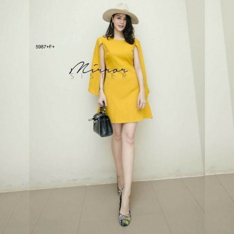 kudapy ชุดเดรสดีไซน์เก๋ แพทเทิร์นช่วงบนโดดเด่น แขน 2 ข้างแต่งผ่า คลุมหลังแขนตรงช่วงแขน ช่วงกระโปรงเป็นทรงเอ