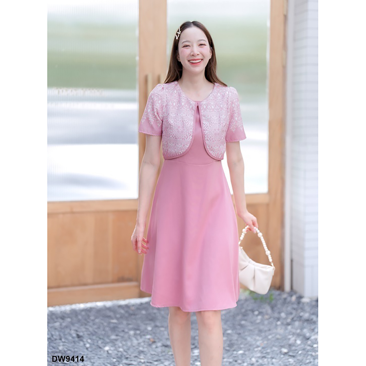 kudapy เดรสสั้นสีชมพู/สีแดง/สีกรม ทรงบานกระโปรงสีพื้นแต่งเสื้อลายไทย