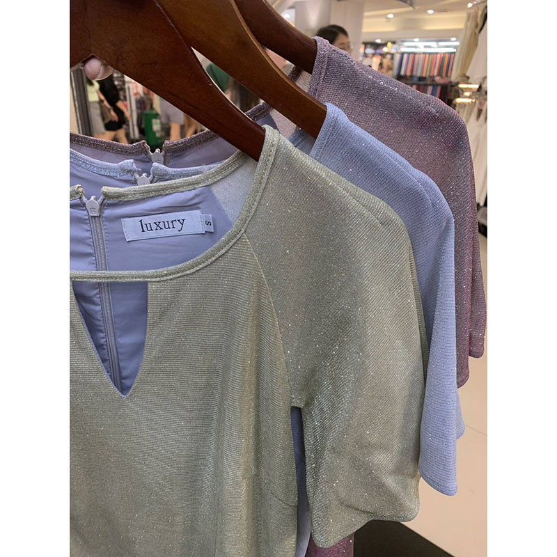 kudapy เดรสสั้นสีชมพู/สีทอง/สีเทา ผ้า glitter แขนกระดิ่ง กระโปรงบาน แต่งคอเจาะวี