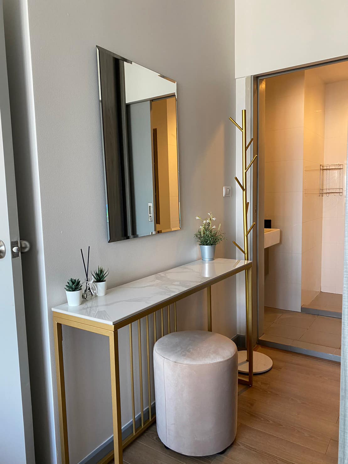 ให้เช่าคอนโด Chapter One Midtown Ladprao 24 (แชปเตอร์ วัน มิดทาวน์ ลาดพร้าว 24) - ตกแต่งเฟอร์ครบมีเครื่องซักผ้าพร้อมอบได้เลย - การเดินทาง: ใกล้ MRT ลาดพร้าว (100 ม.)