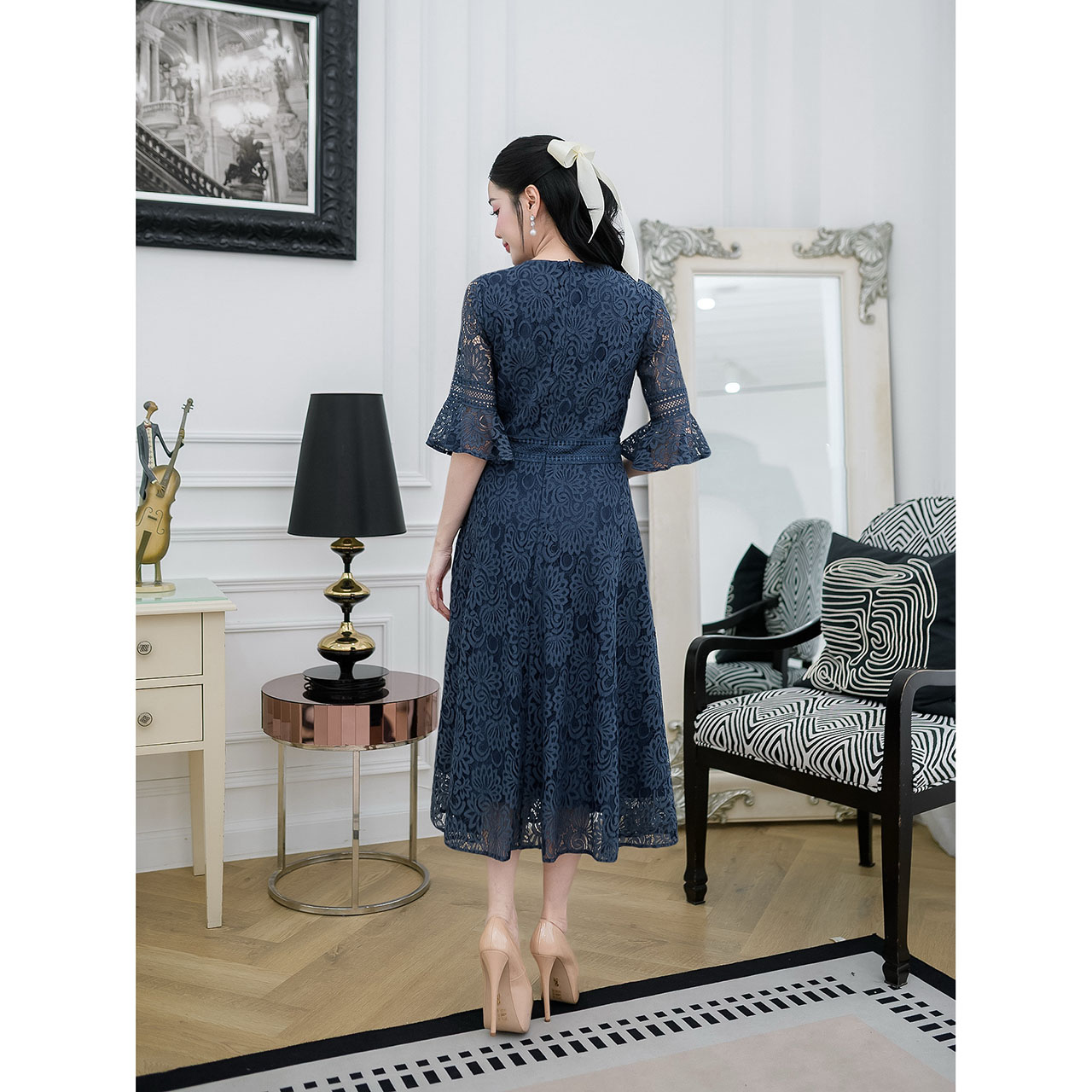 kudapy เดรสยาวสีกรม/สีน้ำตาล ผ้าลูกไม้ทั้งชุด แต่งคาดด้วยลูกไม้ช่วงเอว และแขนแต่งระบาย