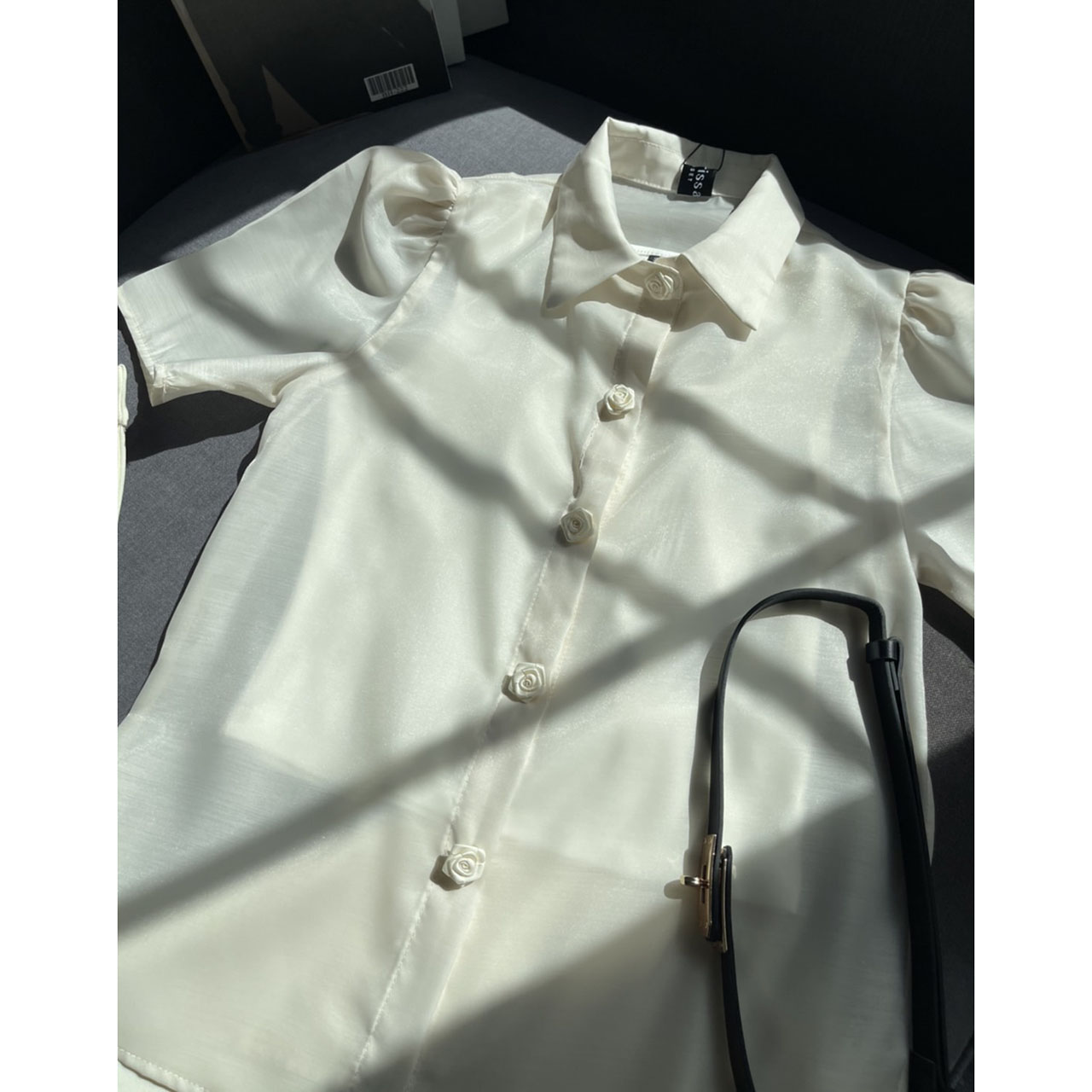 kudapy ชุดเซ็ทสีครีมาบางใส่สบาย ตัวเสื้อใช้ผ้าแก้วชนิดพิเศษมีความนุ่มใส่สบาย แต่งกระดุมดอกไม้ แถมฟรีเสื้อกล้ามใส่ด้านใน และเข็มขัด