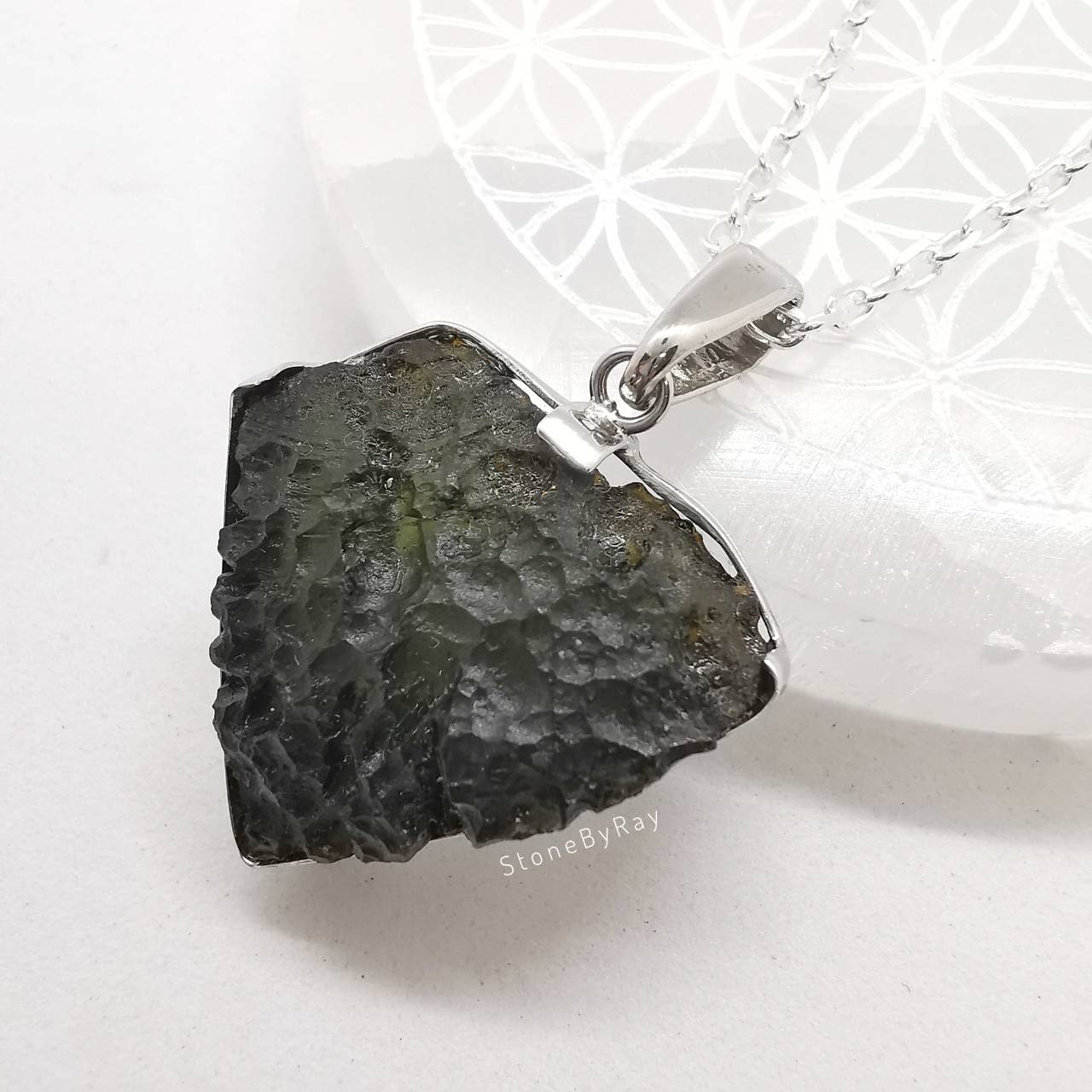 สร้อยคอเงินจี้สะเก็ดดาวโมดาไวต์ Moldavite