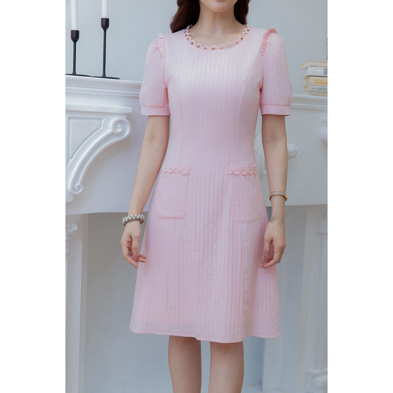 kudapy เดรสสีพื้นสวยหวาน มีดีเทลแต่งลูกไม้รอบคอ แต่งกระเป๋าด้านหน้า ช่วงไหล่มีดีเทลเย็บระบาย