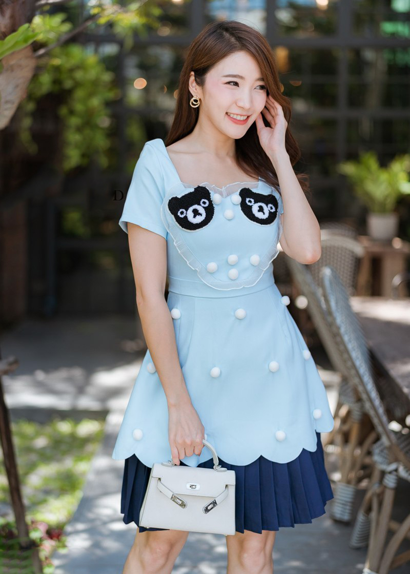 เดรสสั้นคอเหลี่ยมสีฟ้า แต่งลายตุ้กตาน่ารักๆที่หน้าอก กระโปรงชั้นในอัดพลีตสวยมาก L