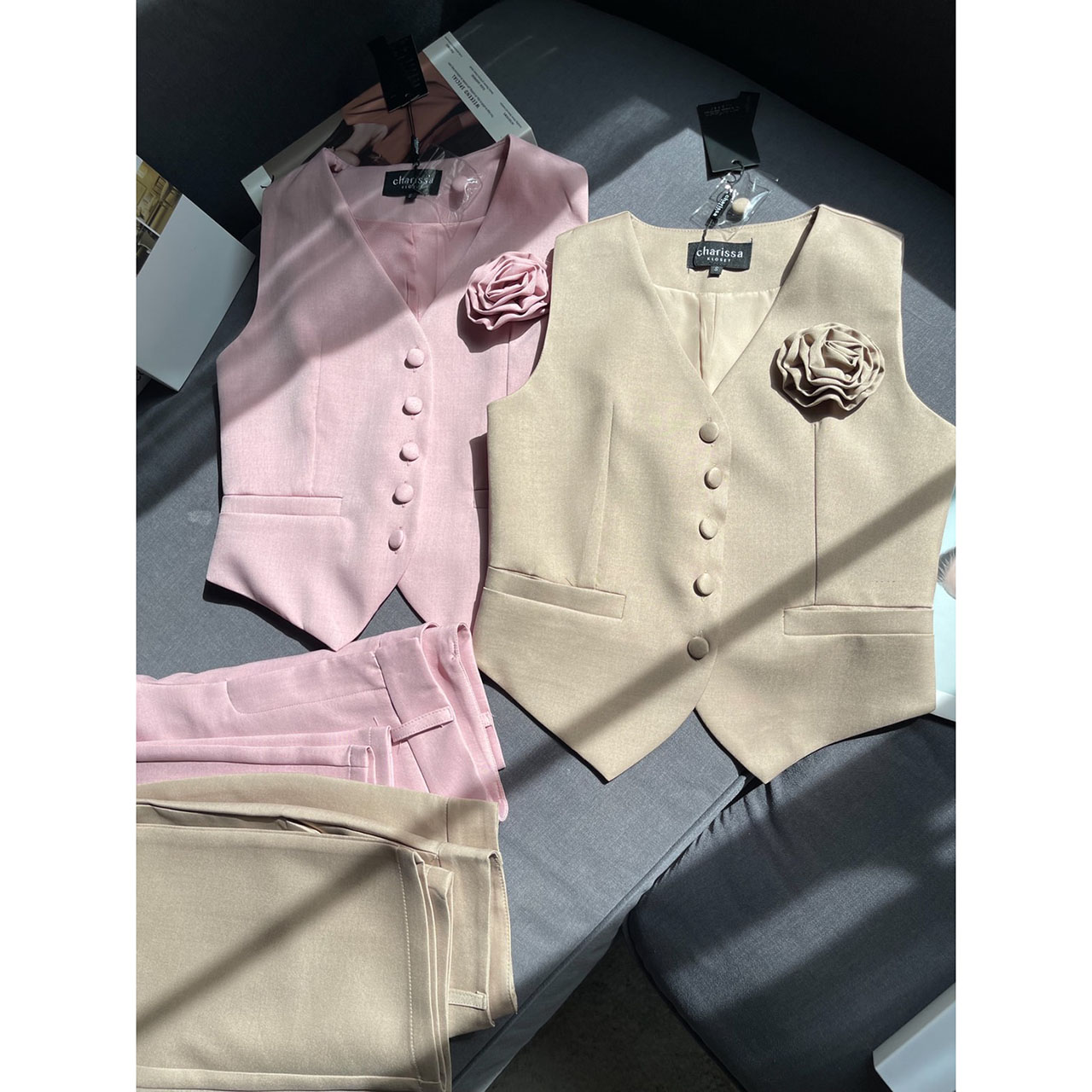 kudapy เซ็ทสูท กระดุมเป็นกระดุมปั้มใช้ผ้าเนื้อเดียวกันกับตัวชุด แถมฟรีเข็มกลัดดอกไม้ กางเกงทรงกระบอก ใช้ผ้าเดียวกันทั้งชุด