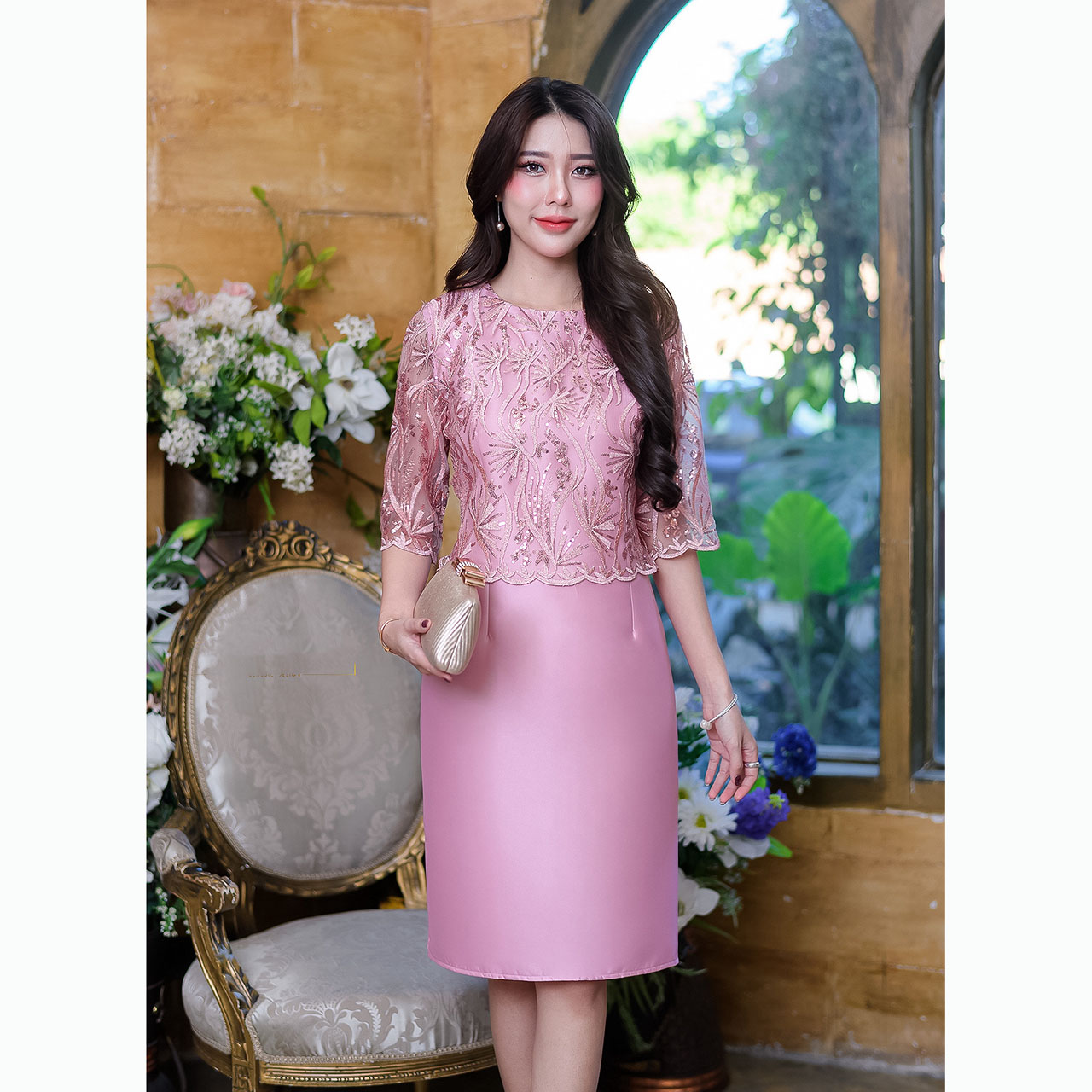 kudapy เดรสสั้นสีชมพู/สีกรม ผ้าไหมช่วงบนดีไซน์เย็บคลุมด้วยลูกไม้ตาข่ายทอผสมดิ้นและปักเลื่อมโทนสีเดียวกับเดรส