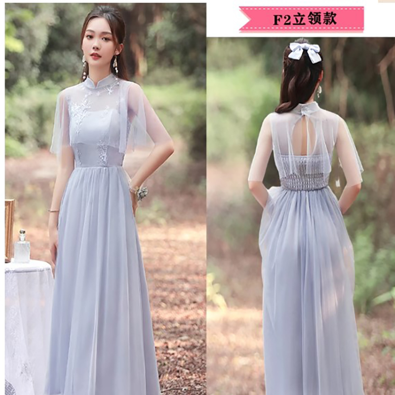 kudapy ชุดราตรียาวออกงานสีเทา ทรงคอจีนผ้าคลุมไหล่ซีทรู ตัวเสื้อปักลายดอกไม้ ซิบด้านข้างลำตัว สม๊อกหลัง กระโปรงผ้าโปร่ง