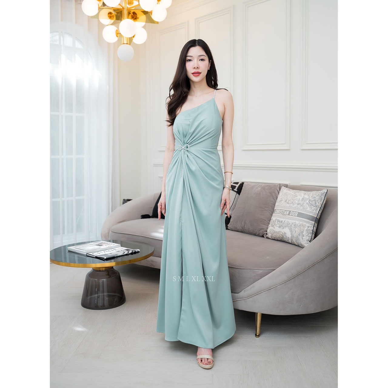 kudapy เดรสยาวสีโอวัลติน/สมิ้นอมฟ้า/สีชมพูกลีบบัว/สีกรม/สีชาเขียว ชุดราตรียาวไหล่เบี่ยงสายเพชรแต่งมัดเอวติดเข็มกลัดเพชรโบว์ งานพรีเมี่ยมผ้าเครปซาติน ซับในเกรดเอ ซิปด้านหลัง สวยหรู