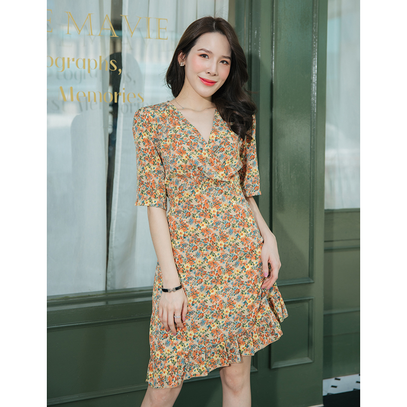 kudapy เดรสสั้นลายดอกไม้สีสดใสบนพื้นสีชมพูพิมพ์ลาย เดรสเป็นทรงป้ายอก