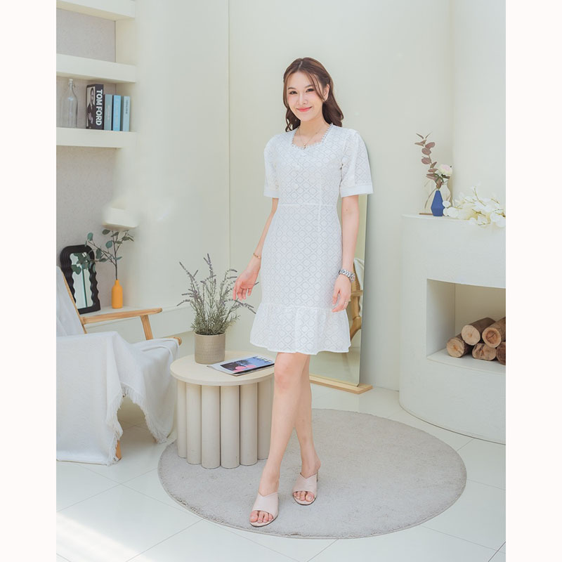 kudapy เดรสสั้นสีน้ำตาล/สีครีม/สีขาว ผ้าลูกไม้ คอเหลี่ยม ปลายกระโปรงอัดกรีบ มีซิปด้านหลัง ทรงเข้ารูป