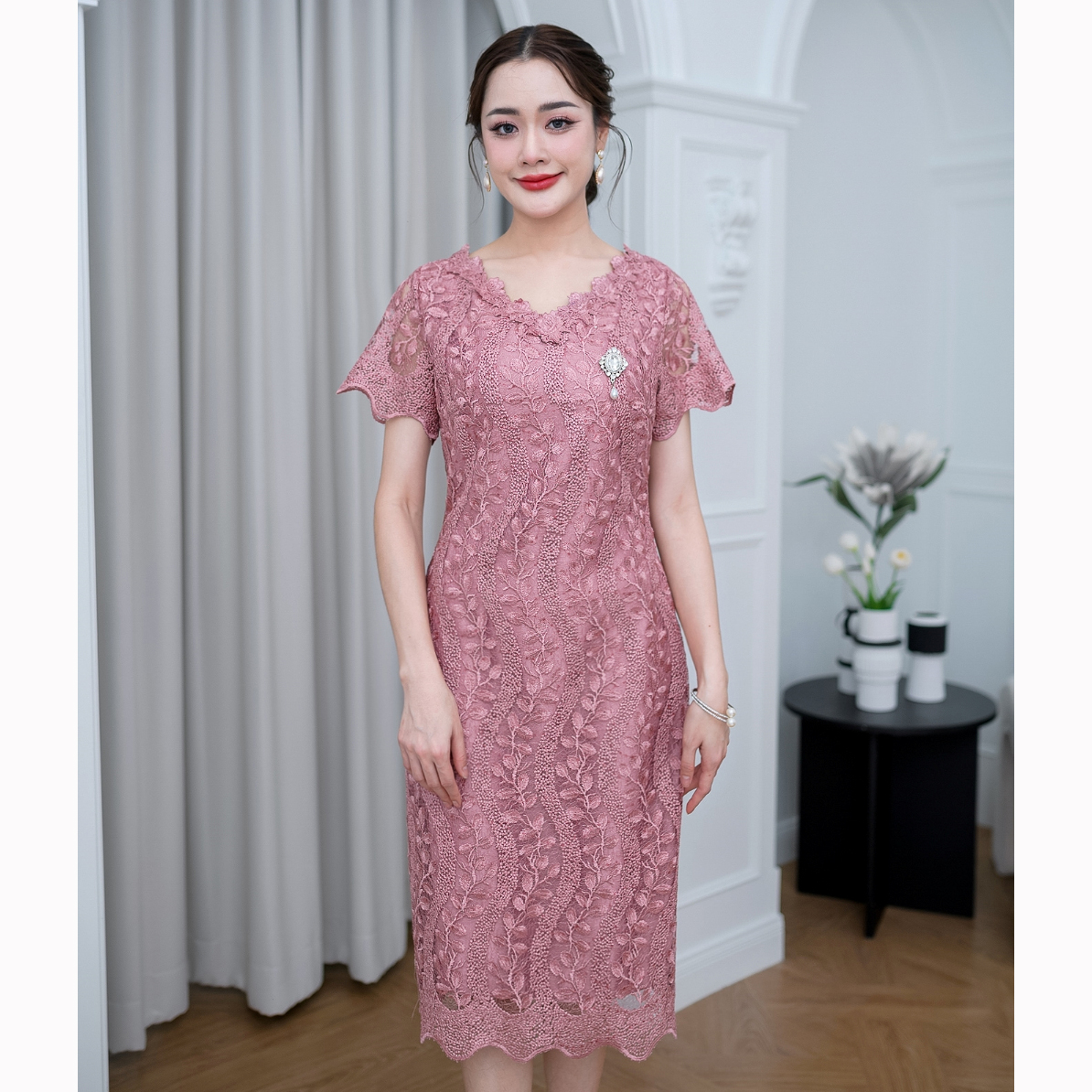 kudapy เดรสสั้นสีฟ้า/สีเทา ผ้าลูกไม้เงาทอลายผ้าผสมเลื่อมสวยงาม รอบคอตกแต่งดอกไม้รอบคอสวยหวาน สำเนา