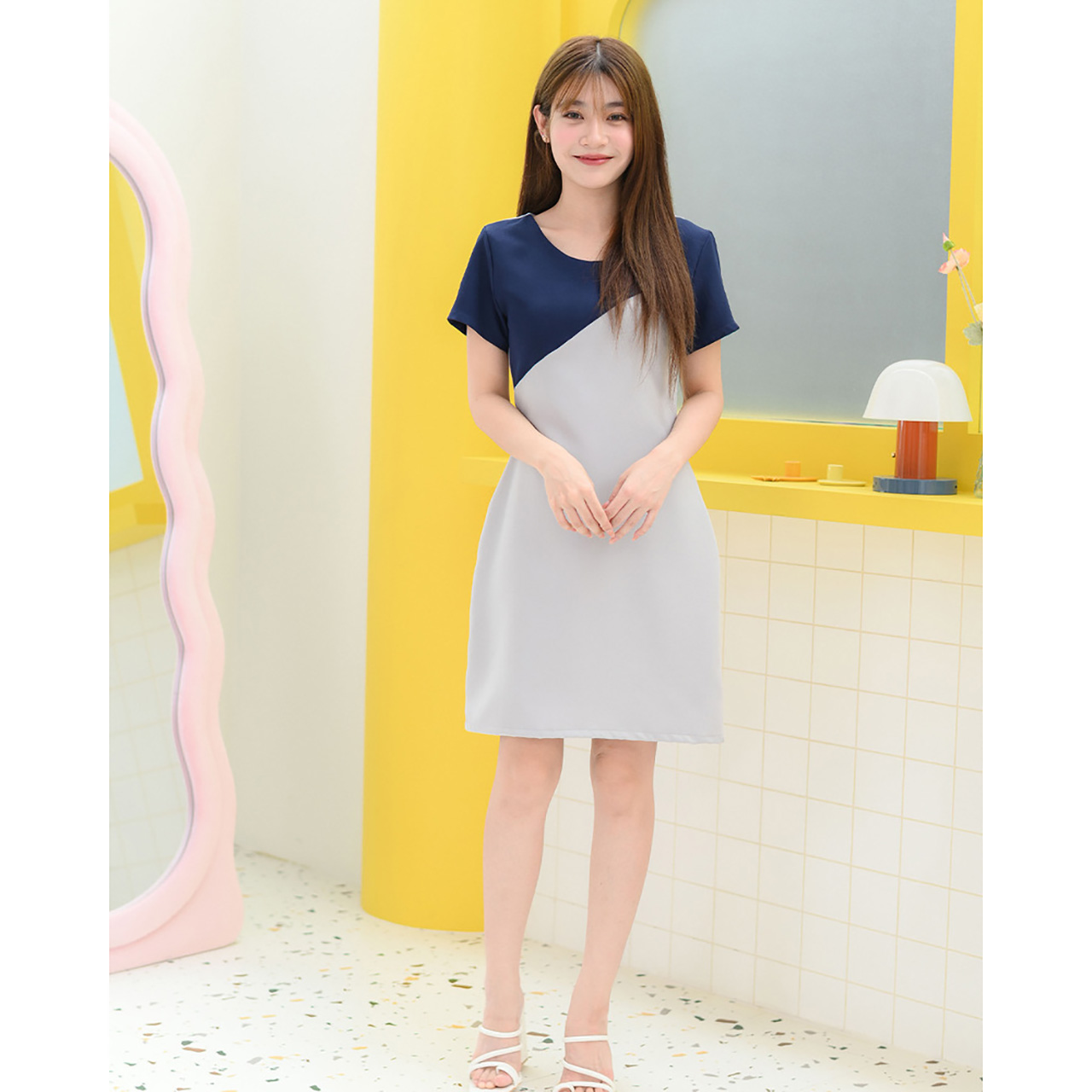 kudapy เดรสคอกลมแขนสั้น ทรงเบสิคใส่สวยเข้ารูป มีกิมมิคเล่นสีทูโทนแนวเฉลียงแบบเก๋ ด้านหลังจับเกล็ดให้ดูผอมเพรียว