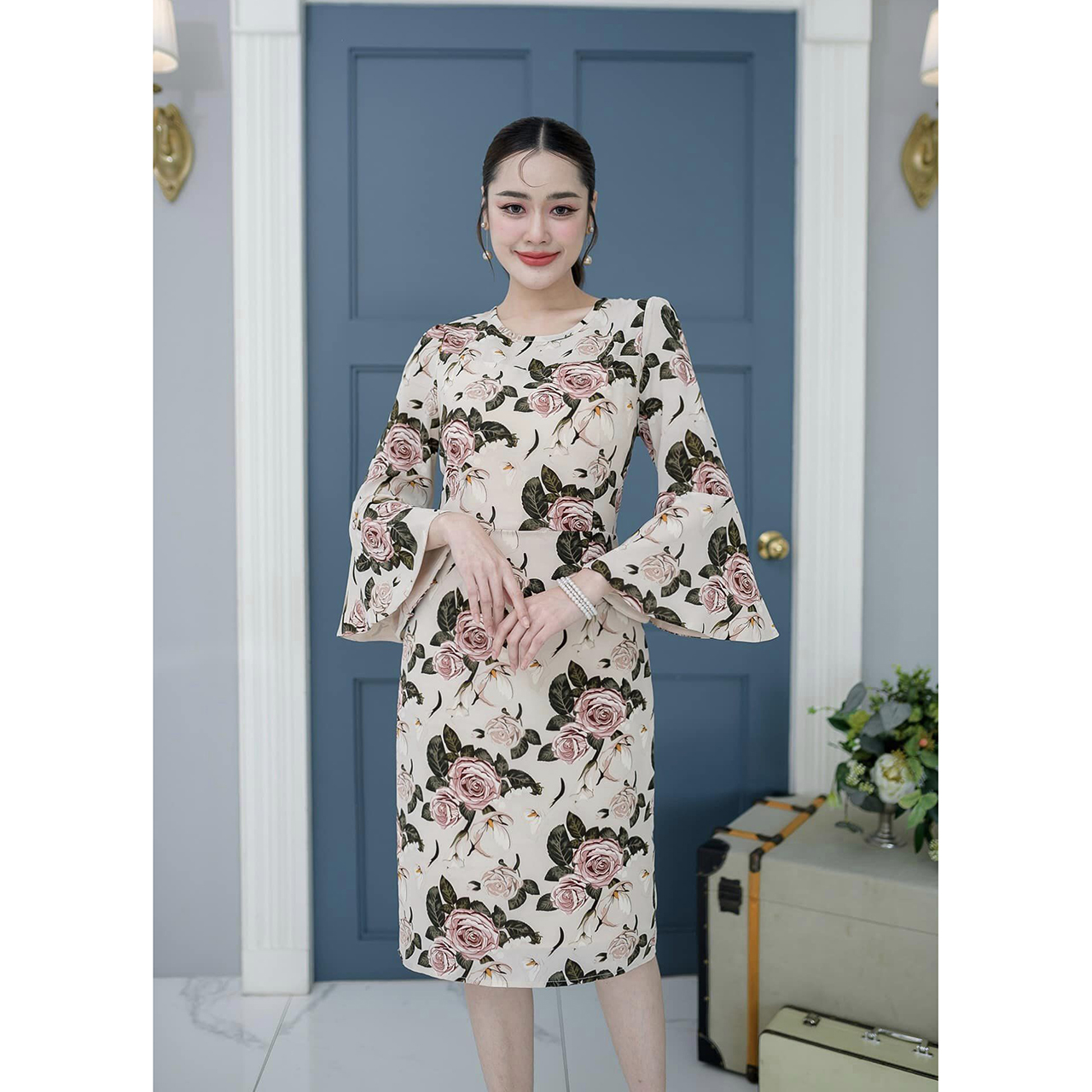 kudapy เดรสสั้นสีครีม/สีดำ แขนระบายทรงสวย เนื้อผ้าลื่นพริ้วใส่สบาย ลายกุหลาบโทนสีสวย แขนระบายมีซับด้านใน